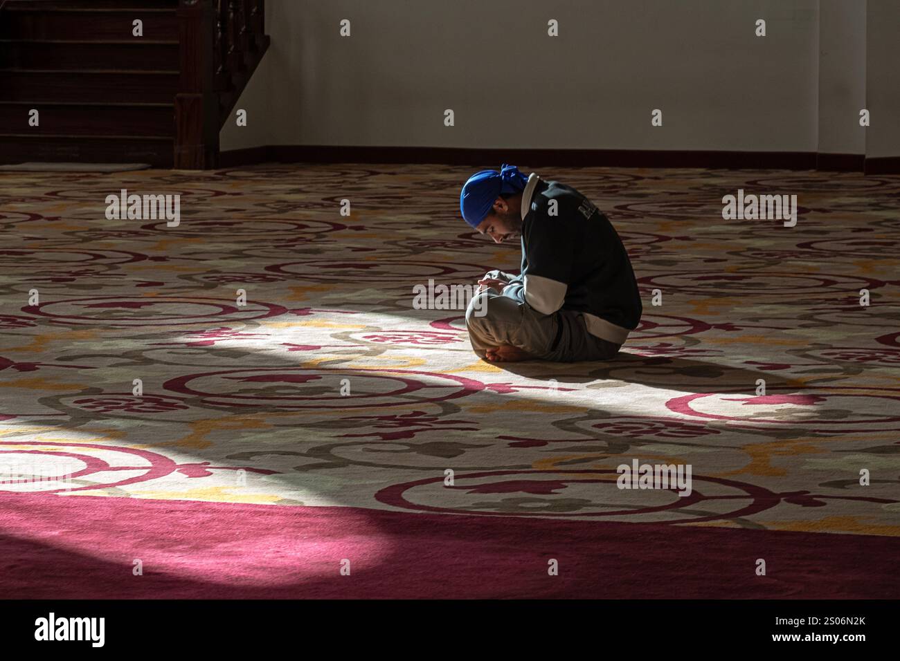 Ein frommer Sikh-Anbeter im Gebet und in Meditation in einem Lichtschacht. In einem Sikh-Tempel in South Richmond Hill, Queens, New York. Stockfoto