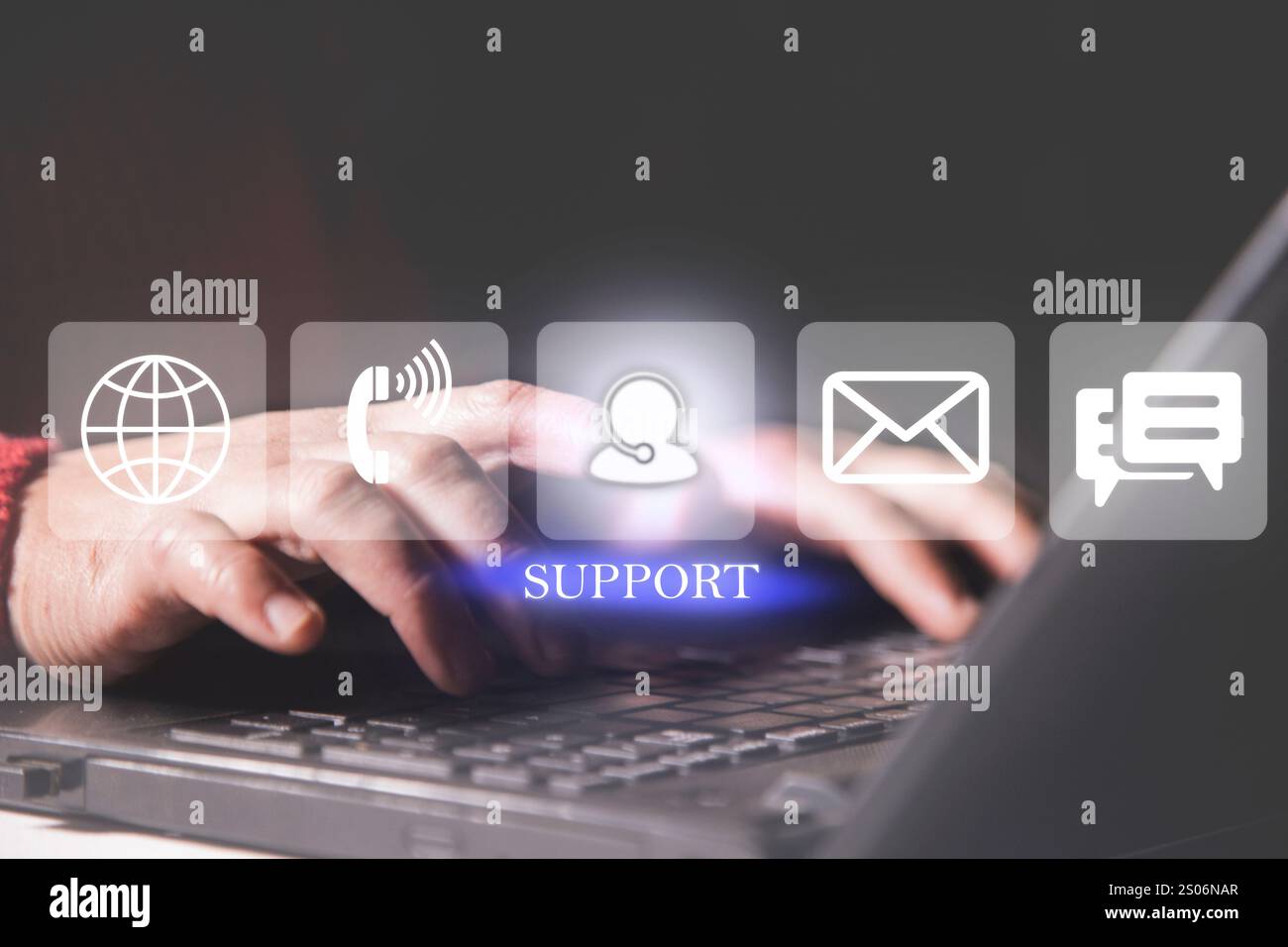 Geschäftsleute klicken auf Customer Support auf globales Strukturnetzwerk, Kundenservice, Unterstützung, Lösungen, Zufriedenheit, und Barrierefreiheit. Technica Stockfoto