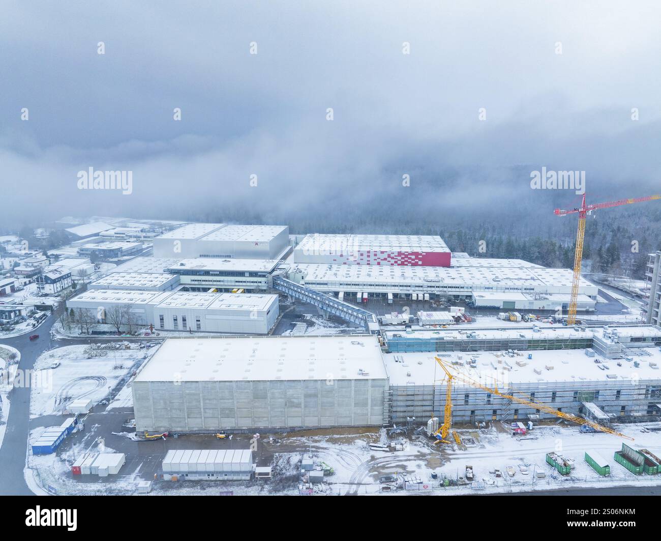 Luftaufnahme eines schneebedeckten Industriegebiets mit Kränen im Winter, Nagold, Haefele, Schwarzwald, Deutschland, Europa Stockfoto