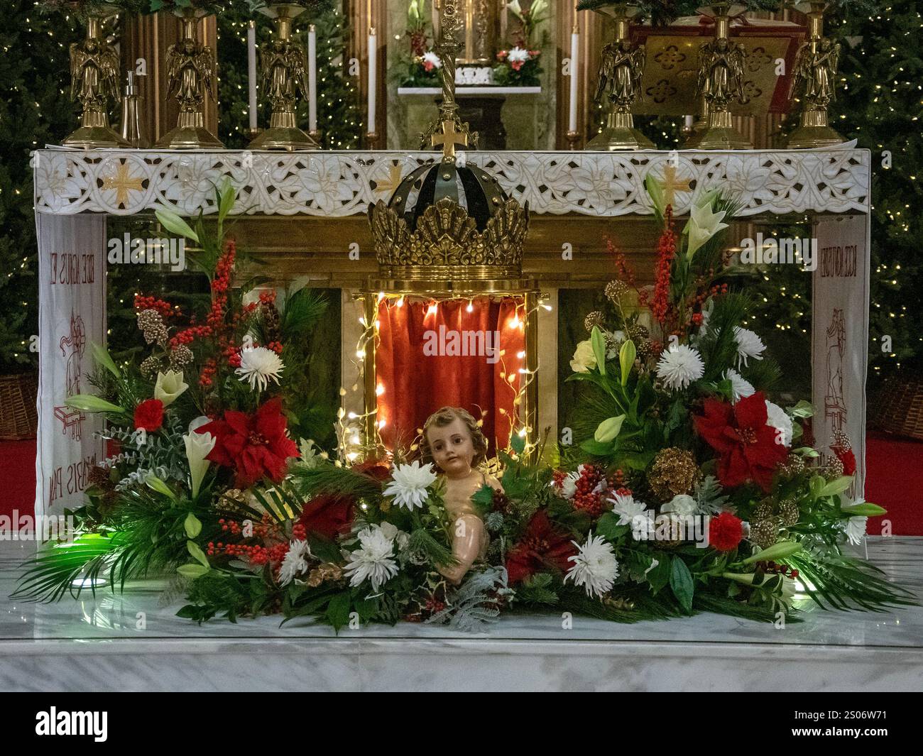 Rutherglen, Schottland, Vereinigtes Königreich. 24. Dezember 2024: Die St. Columbkille's Catholic Church Christmas Midnight Mass. Stockfoto