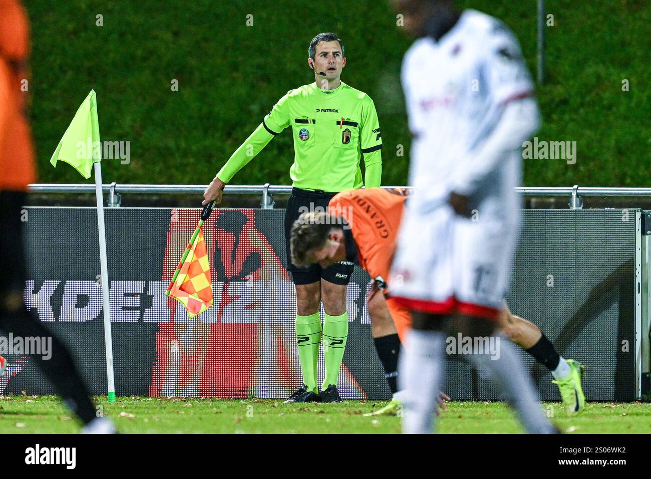 Deinze, Belgien. Dezember 2024. Stellvertretender Schiedsrichter Brecht Devriese, dargestellt während eines Fußballspiels zwischen KMSK Deinze und Seraing am 14. Spieltag der Challenger Pro League 2024-2025, am Sonntag, den 6. Dezember 2024 in Deinze, Belgien. Quelle: Sportpix/Alamy Live News Stockfoto