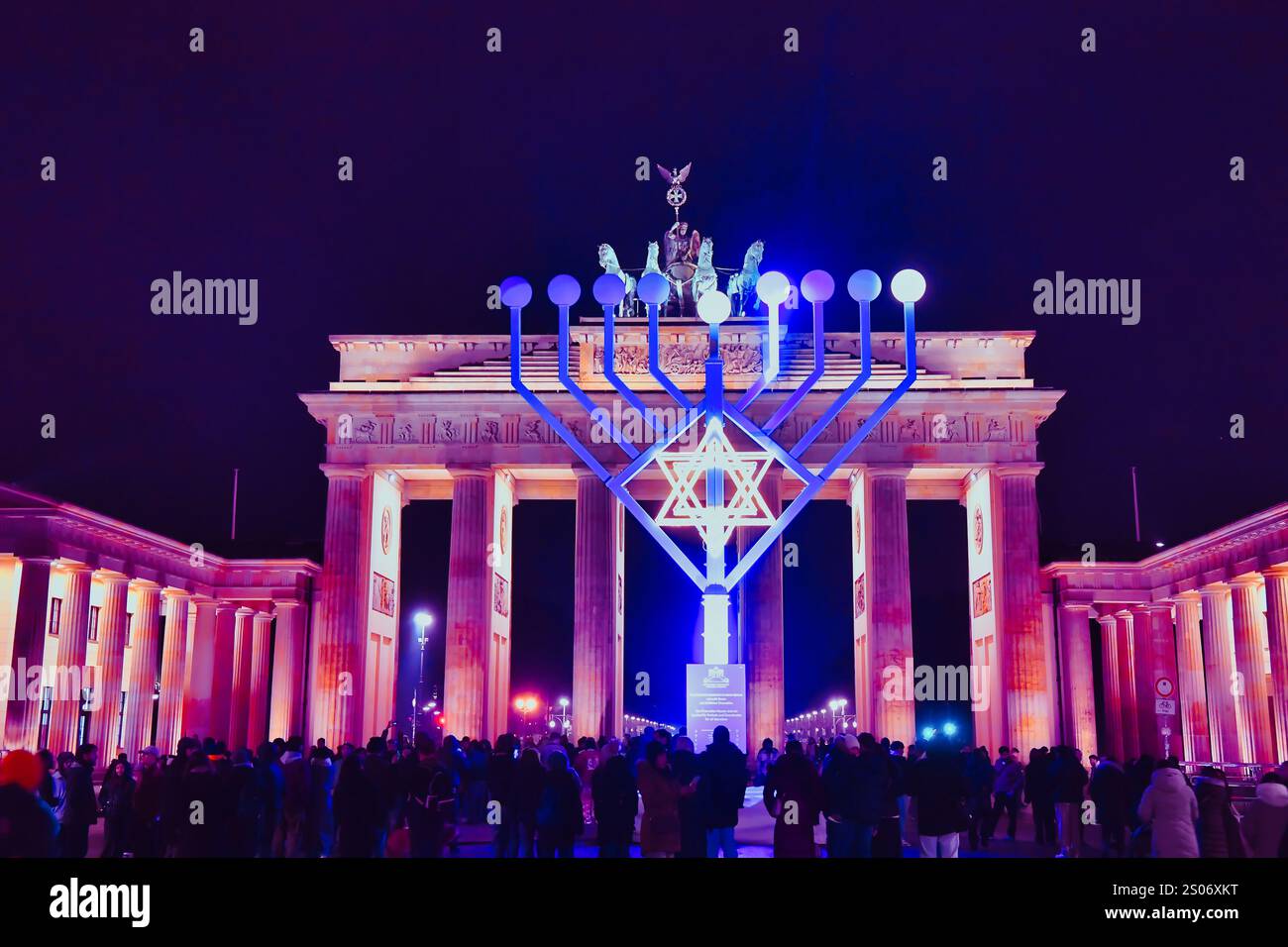 Berlin, Deutschland. Dezember 2024. Zu Beginn des achttägigen jüdischen Lichterfestes Hanukka leuchtet das erste Licht auf den Hanukka-Leuchter vor dem Brandenburger Tor. Quelle: Paul Zinken/dpa/Alamy Live News Stockfoto