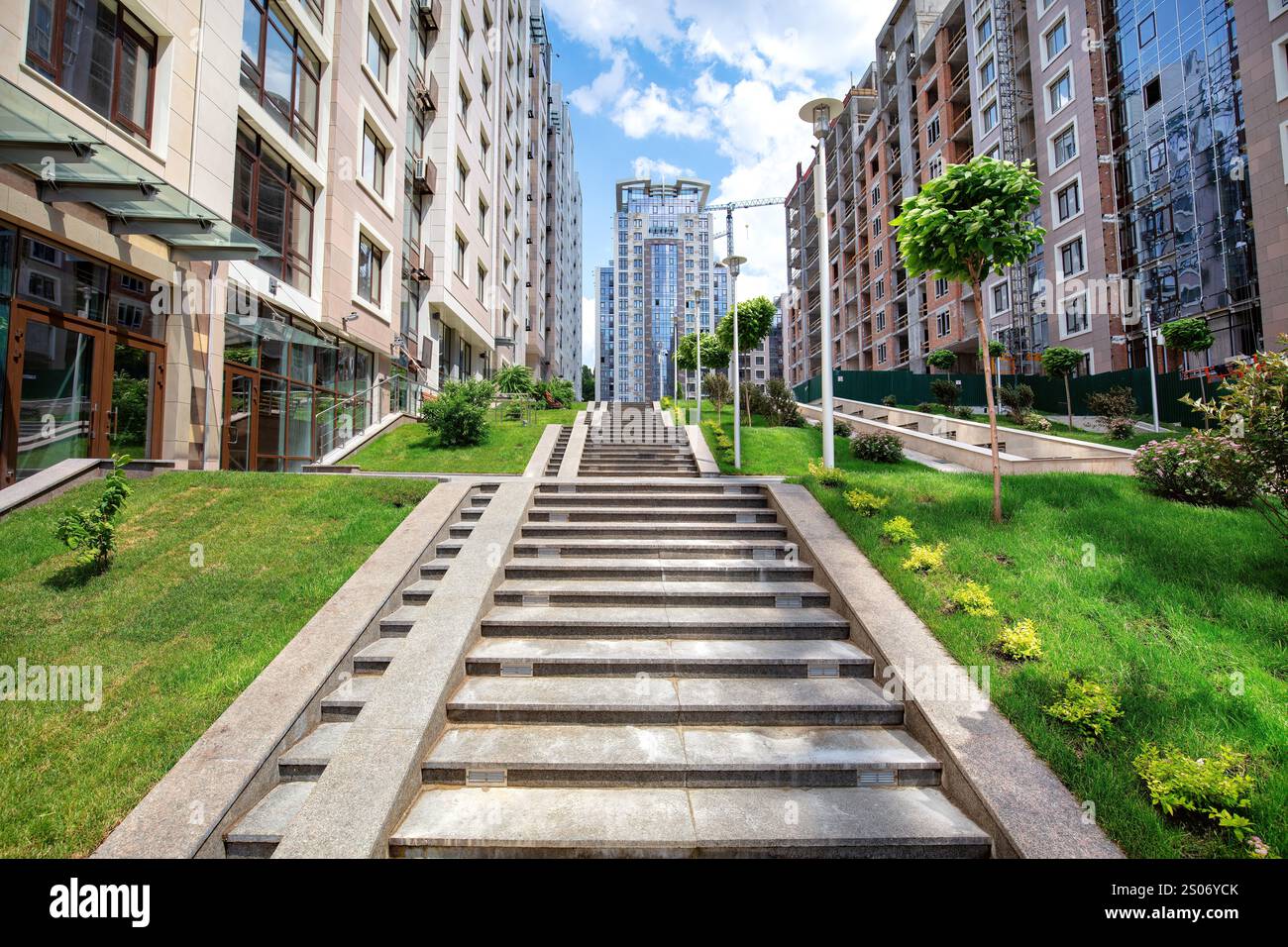 Urbanes Refugium mit lebhaftem Grün und moderner Architektur in einer belebten Stadt Stockfoto