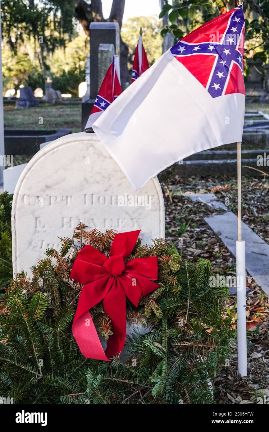 Charleston, Usa. Dezember 2024. Die Grabstätte von Horace Lawson Hunley am Magnolia Cemetery, 22. Dezember 2024 in Charleston, South Carolina. Hunley entwarf das handbetriebene U-Boot H.L. Hunley und ging mit seiner Crew in Charleston Harbor unter, nachdem er die USS Housatonic versenkt hatte. Quelle: Richard Ellis/Richard Ellis/Alamy Live News Stockfoto