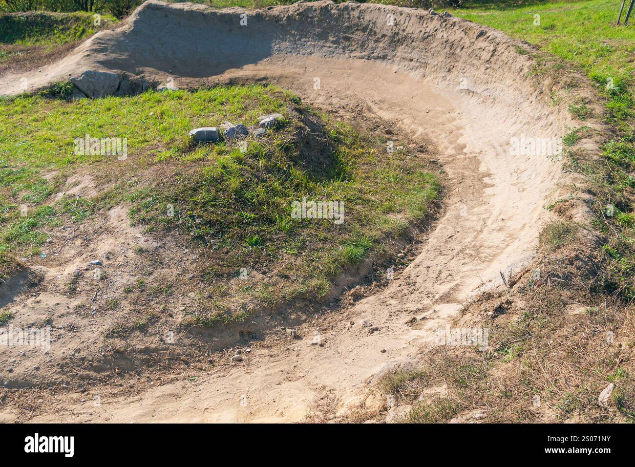 Fahrradpark im Freien. Wanderwege und Hügel für extreme Radtouren. Sport, aktive Erholung. Stockfoto