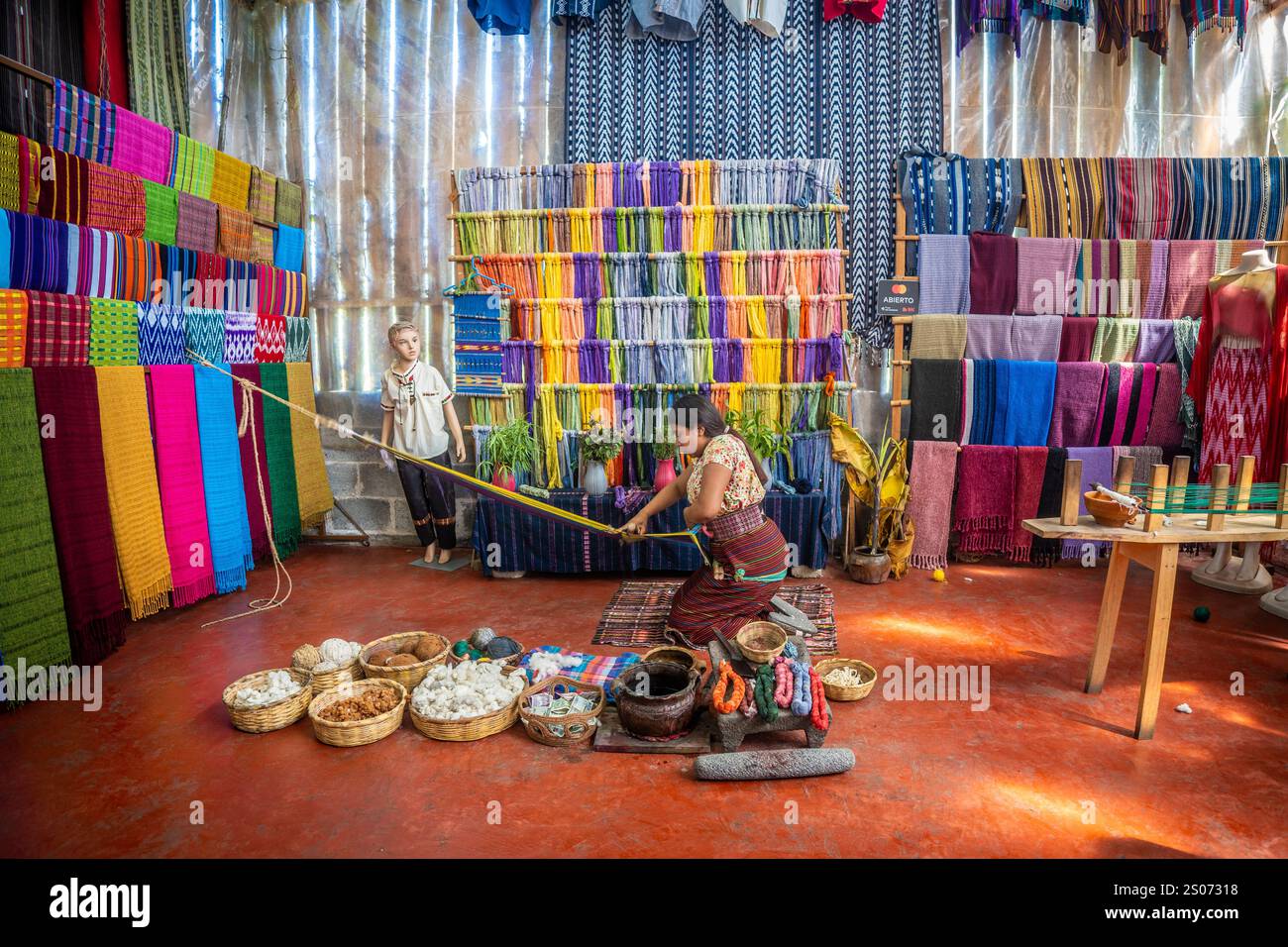 Frau, die Textilien herstellt San Juan la Laguna, Lake Atitlan, Guatemala Stockfoto