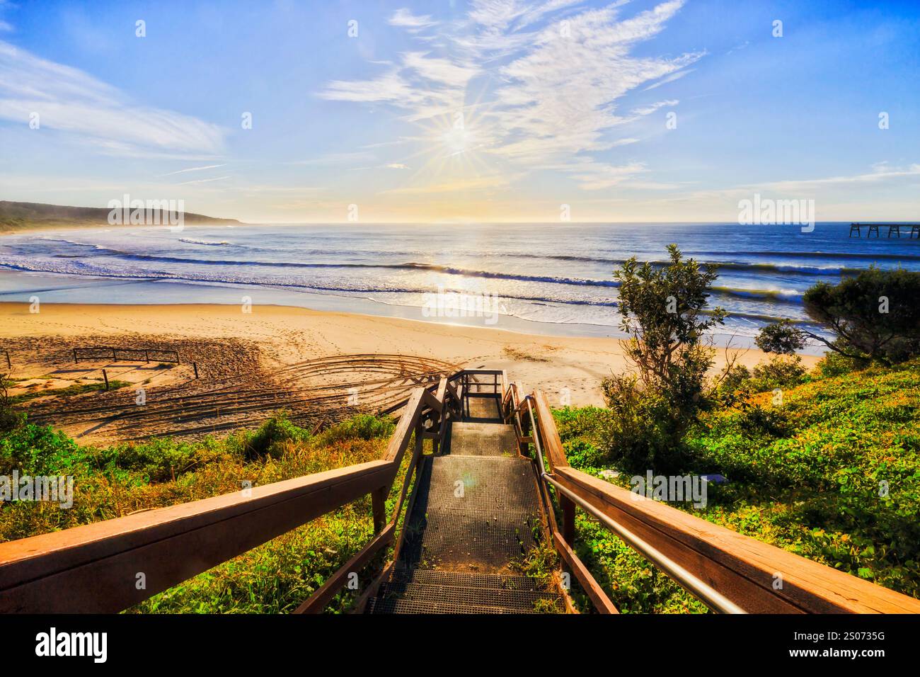 Mittlerer Campingstrand an der Catherine Hill Bay an der Pazifikküste Australiens - helle, sonnige Sonnenaufgangsstunde. Stockfoto