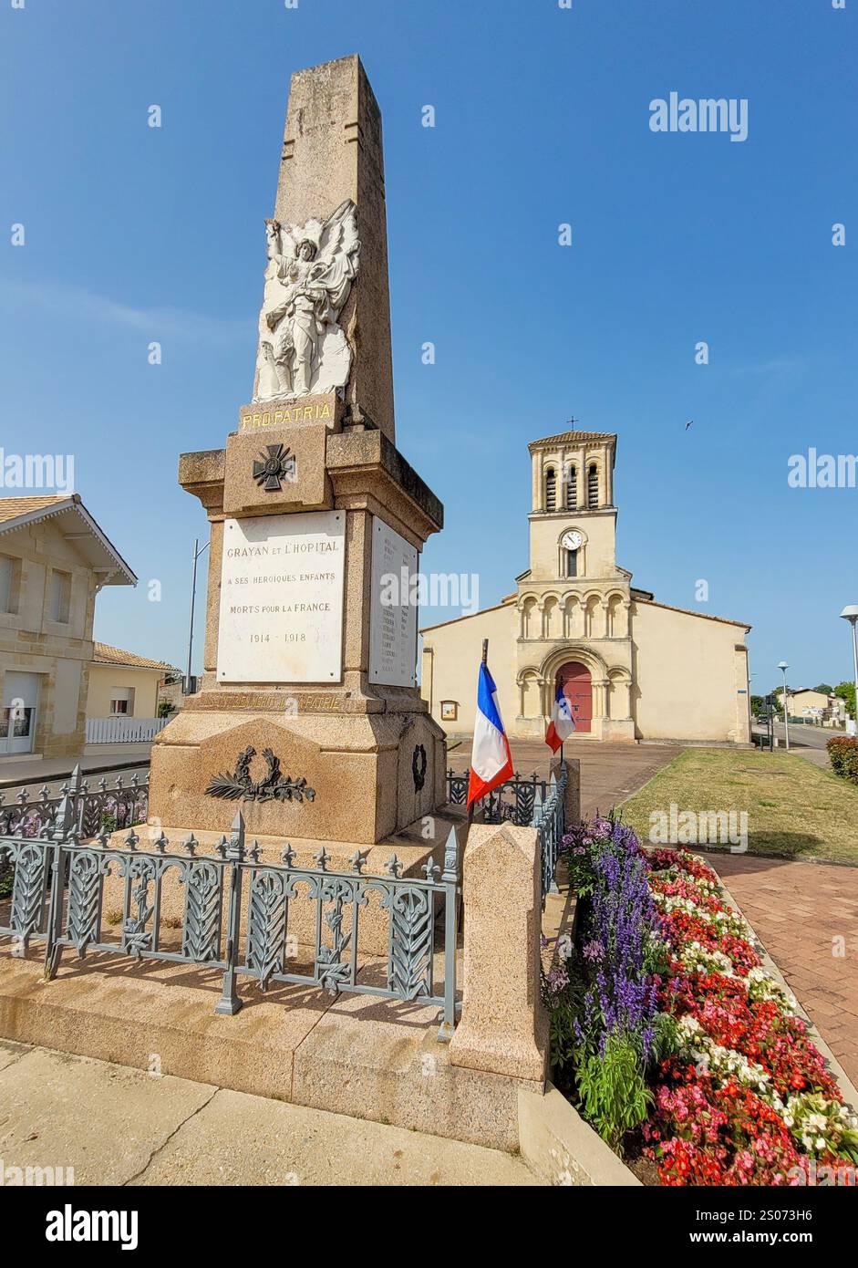 Denkmal für Kinder, die während des Ersten Weltkrieges heldenhaft für Frankreich starben. Juni 2022. Grayan-et-l Hopital, Nouvelle-Aquitaine, Frankreich Stockfoto