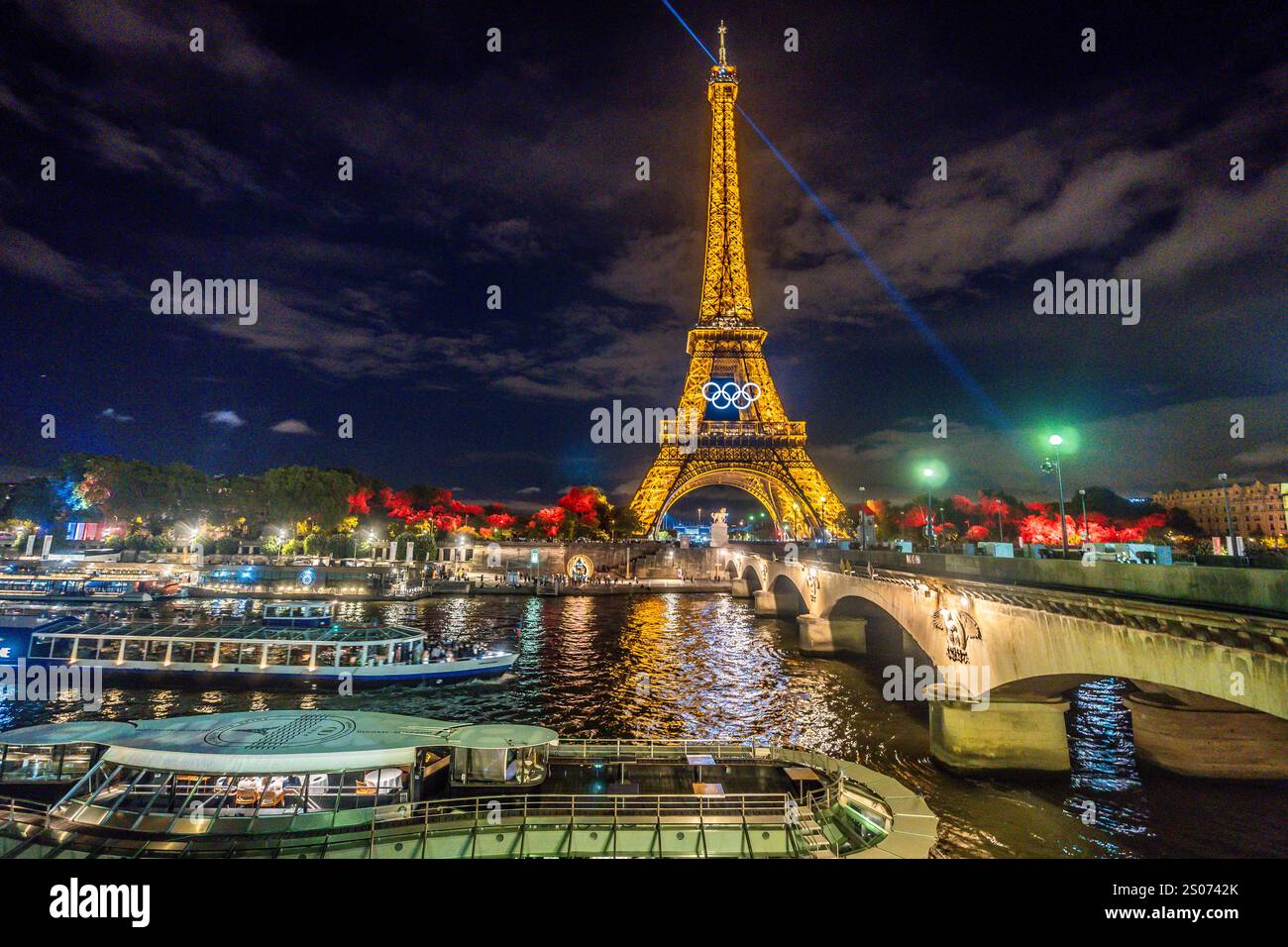 Eiffelturm mit Olympischen Ringen bei Nacht, Paris, Frankreich Stockfoto