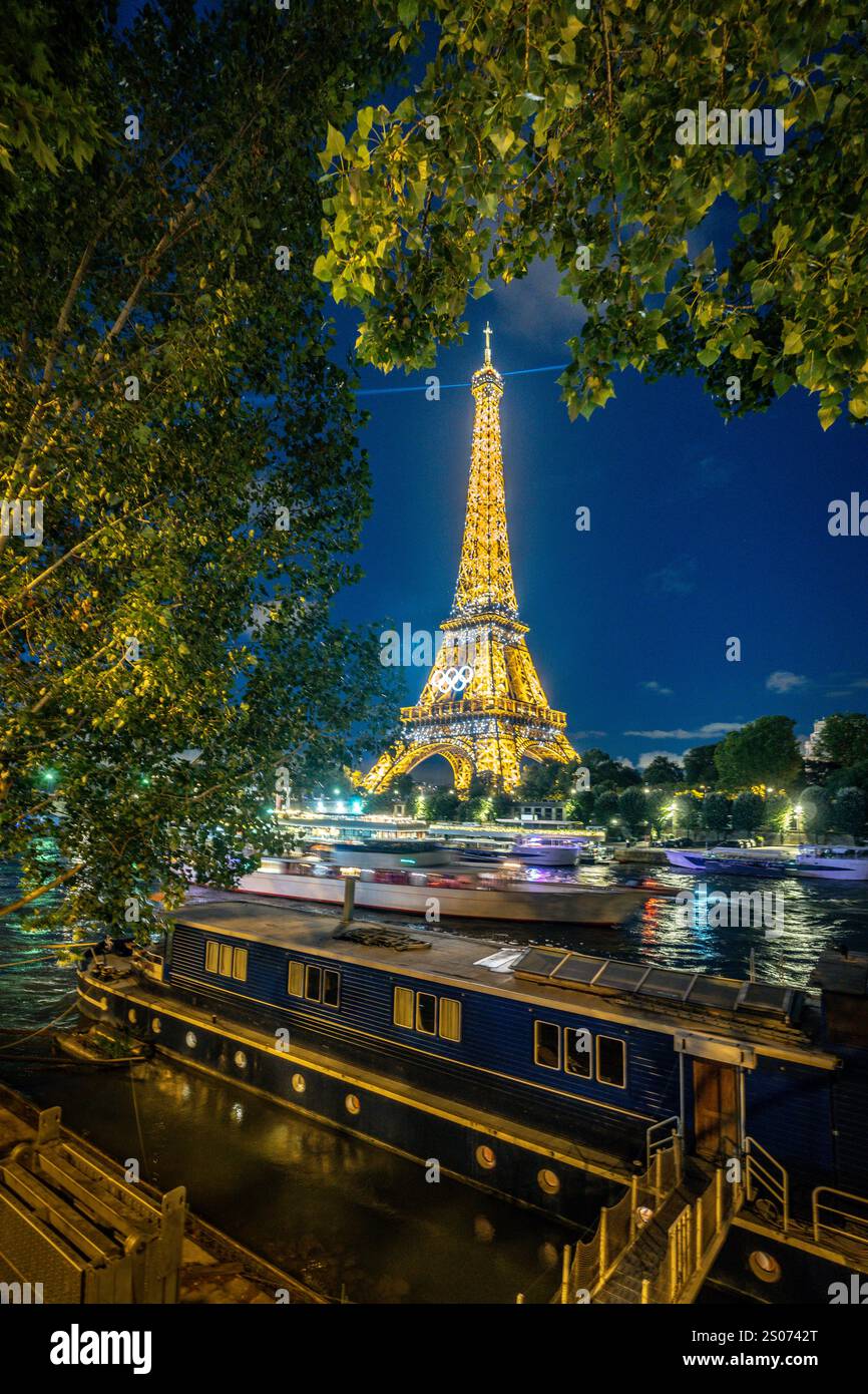 Eiffelturm mit Olympischen Ringen bei Nacht, Paris, Frankreich Stockfoto