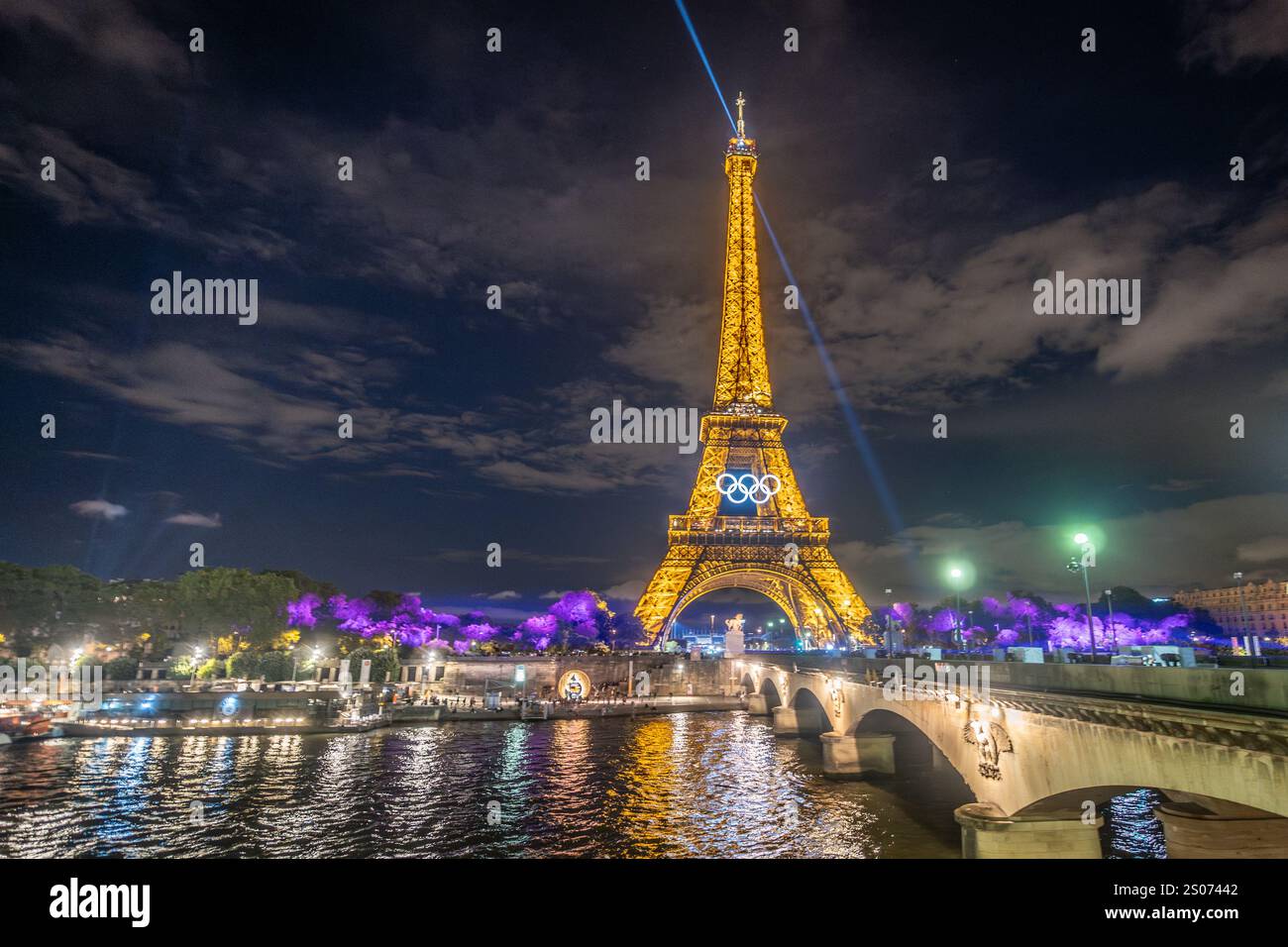 Eiffelturm mit Olympischen Ringen bei Nacht, Paris, Frankreich Stockfoto