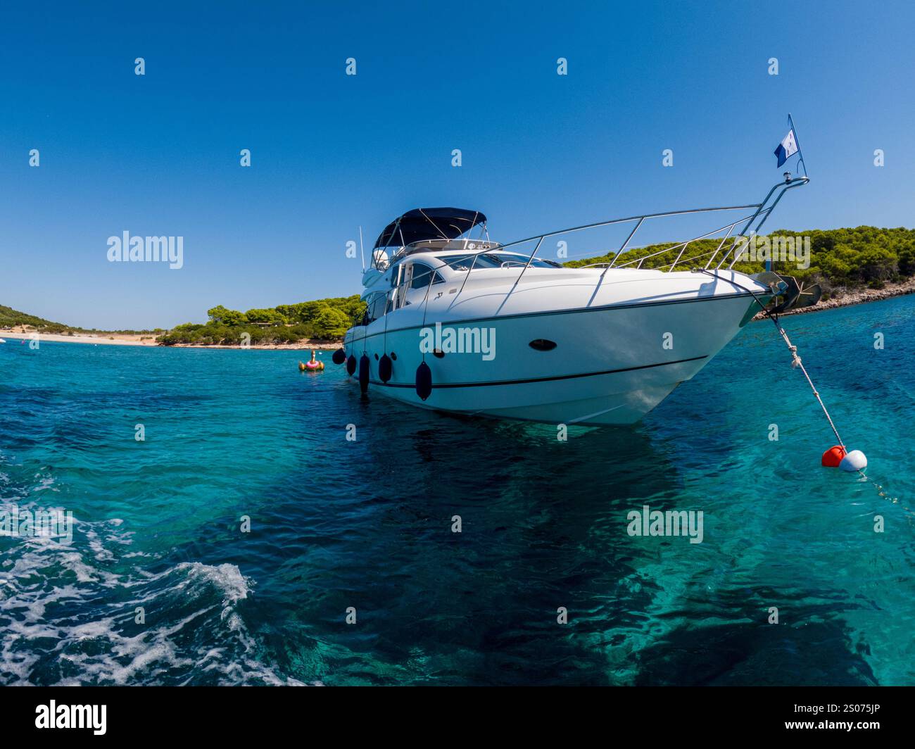 Luxuriöse Yacht im klaren blauen Mittelmeer unter sonnigem Himmel Stockfoto