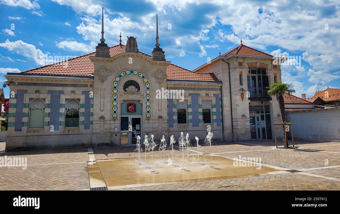 Wunderschönes, exquisites Gebäude im ursprünglichen architektonischen Stil einer Bank Caisse dEpargne, mit einem Emblem über dem Eingang. Im Vordergrund - A f Stockfoto