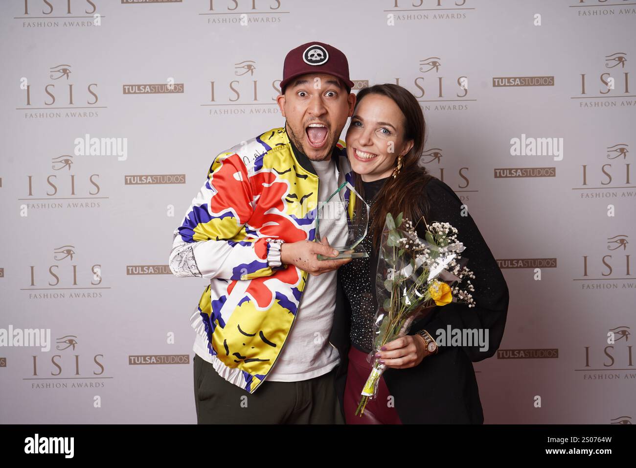 Isis Fashion Awards 2022 – Roter Teppich Stockfoto