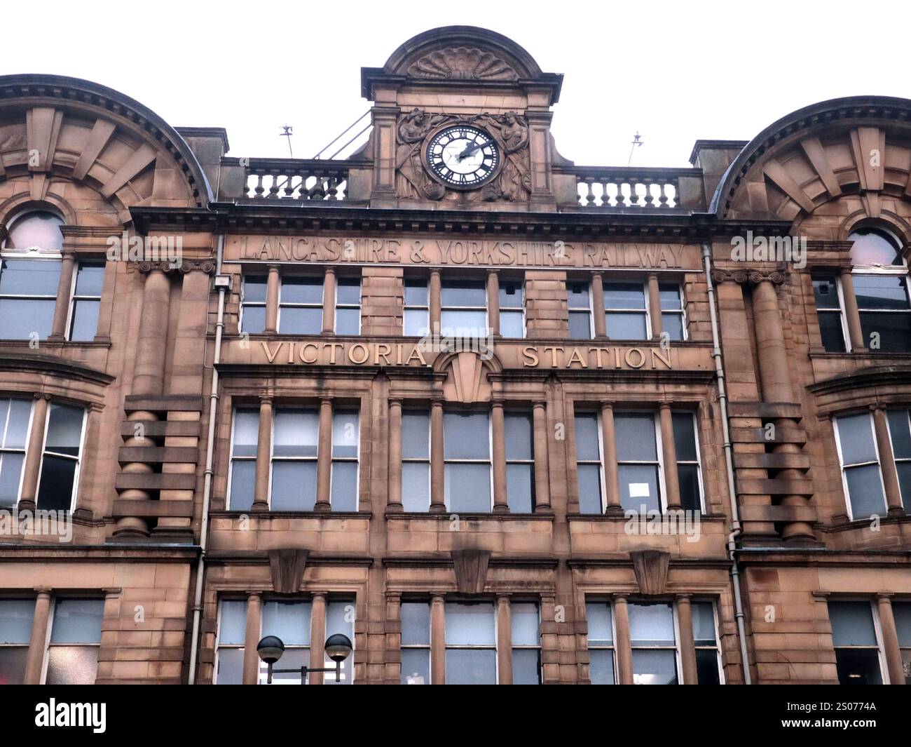 Manchester, England, Vereinigtes Königreich 23. Dezember 2024 Bahnhof Manchester Victoria. Der Bahnhof wurde 2024 als der Bahnhof mit dem höchsten Prozentsatz an Betriebsausfällen bezeichnet. Die Website für Zugdaten zu Zeitzügen analysierte Zahlen von National Rail. Der Bahnhof ist ein kombinierter Hauptbahnhof und eine Straßenbahnhaltestelle Metrolink. ©Ged Noonan/Alamy Stockfoto