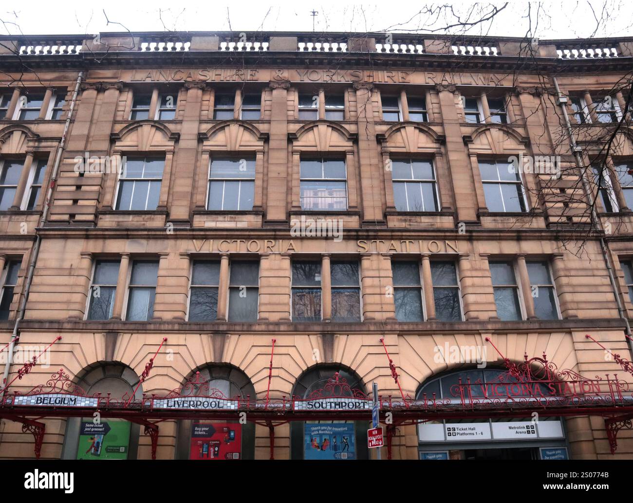 Manchester, England, Vereinigtes Königreich 23. Dezember 2024 Bahnhof Manchester Victoria. Der Bahnhof wurde 2024 als der Bahnhof mit dem höchsten Prozentsatz an Betriebsausfällen bezeichnet. Die Website für Zugdaten zu Zeitzügen analysierte Zahlen von National Rail. Der Bahnhof ist ein kombinierter Hauptbahnhof und eine Straßenbahnhaltestelle Metrolink. ©Ged Noonan/Alamy Stockfoto