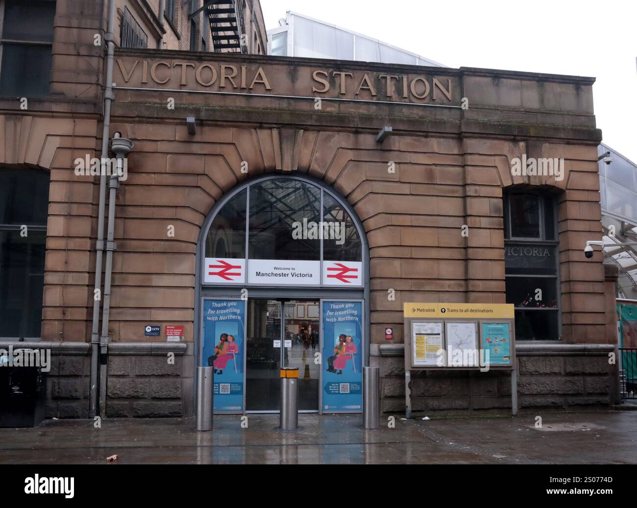 Manchester, England, Vereinigtes Königreich 23. Dezember 2024 Bahnhof Manchester Victoria. Der Bahnhof wurde 2024 als der Bahnhof mit dem höchsten Prozentsatz an Betriebsausfällen bezeichnet. Die Website für Zugdaten zu Zeitzügen analysierte Zahlen von National Rail. Der Bahnhof ist ein kombinierter Hauptbahnhof und eine Straßenbahnhaltestelle Metrolink. ©Ged Noonan/Alamy Stockfoto