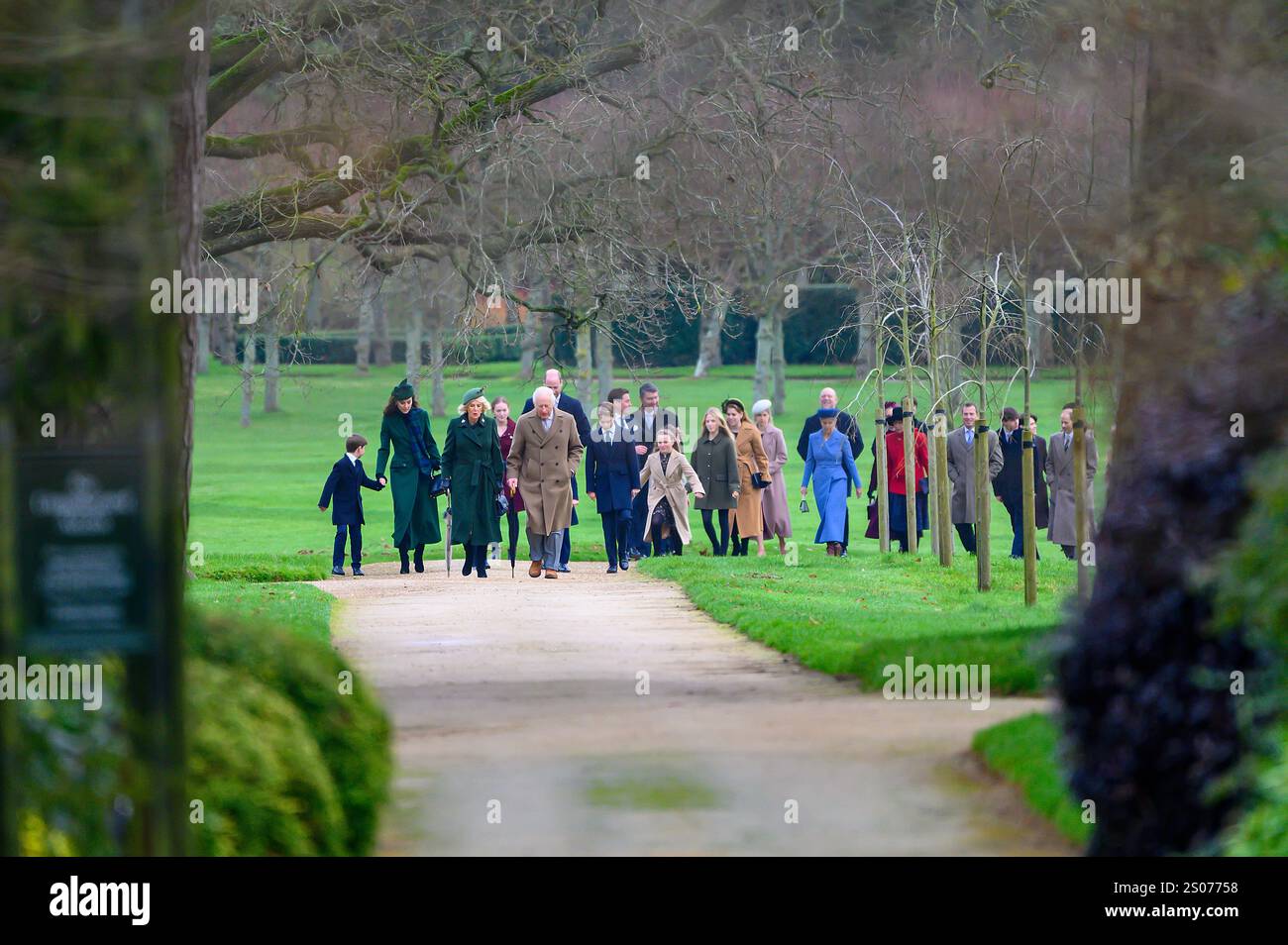 Sandringham, Norfolk, Großbritannien. Dezember 2024. Ihre Majesties King Charles und Queen Camilla führen die königliche Familie auf ihrem traditionellen Spaziergang zur St. Mary Magdalene Church auf dem Sandringham Estate für den Weihnachtsvormittagsgottesdienst. Quelle: MartinJPalmer/Alamy Live News Stockfoto