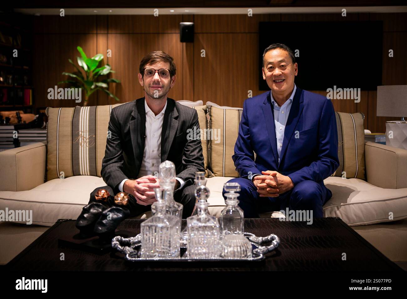 Bangkok, Thailand. Dezember 2024. Ein Porträt des unabhängigen Journalisten Matt Hunt (L) und Premierministers Srettha Thavisin (R) nach dem Interview. Thailands 30. Premierministerin Srettha Thavisin gibt dem unabhängigen Journalisten Matt Hunt drei Monate nach seiner Amtsenthebung auf dem SANSIRI Campus in Bangkok ein Interview. Quelle: Matt Hunt/Neato/Alamy Live News Stockfoto