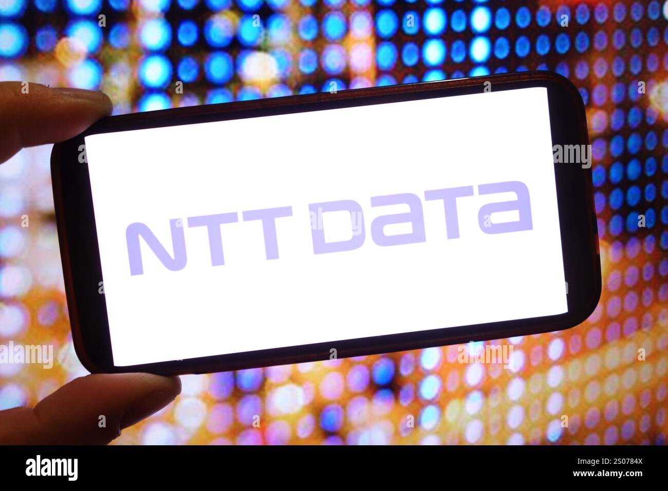 In dieser Abbildung wird das Firmenlogo von NTT Data auf einem Smartphone-Bildschirm angezeigt. Stockfoto