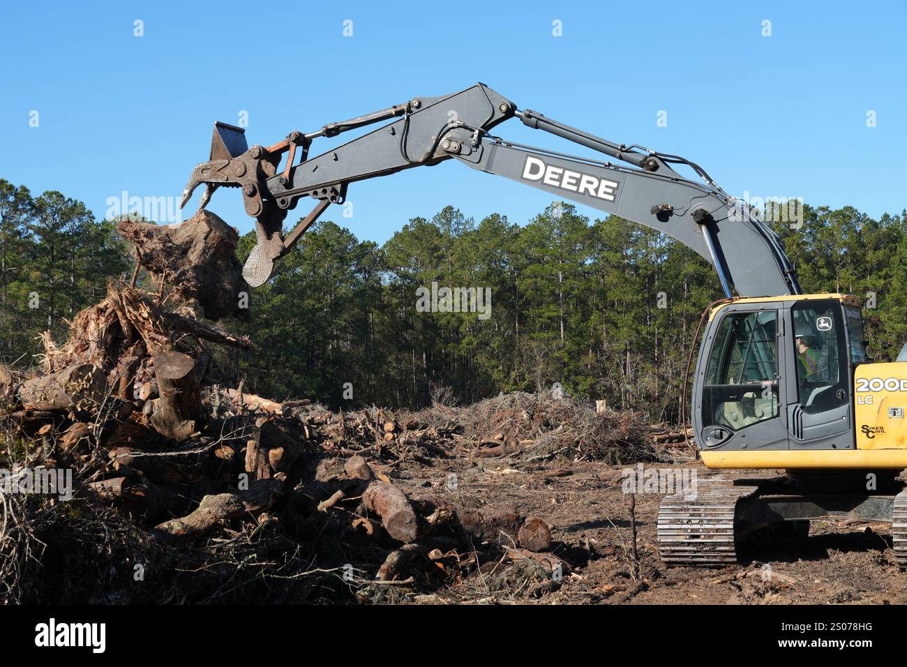 Ein Auftragnehmer des U.S. Army Corps of Engineers (USACE) stapelt vegetative Trümmer, die aus dem McIntosh County, Georgia, gesammelt wurden. USACE arbeitet mit lokalen, staatlichen und föderalen Behörden zusammen, um vegetative Trümmer aus zehn Georgia Countys zu entfernen, die von Hurrikan Helene betroffen sind: Ben Hill, Brooks, Candler, Dodge, Jenkins, Laurens, Lowndes, McIntosh, Montgomery und Screven. Stockfoto