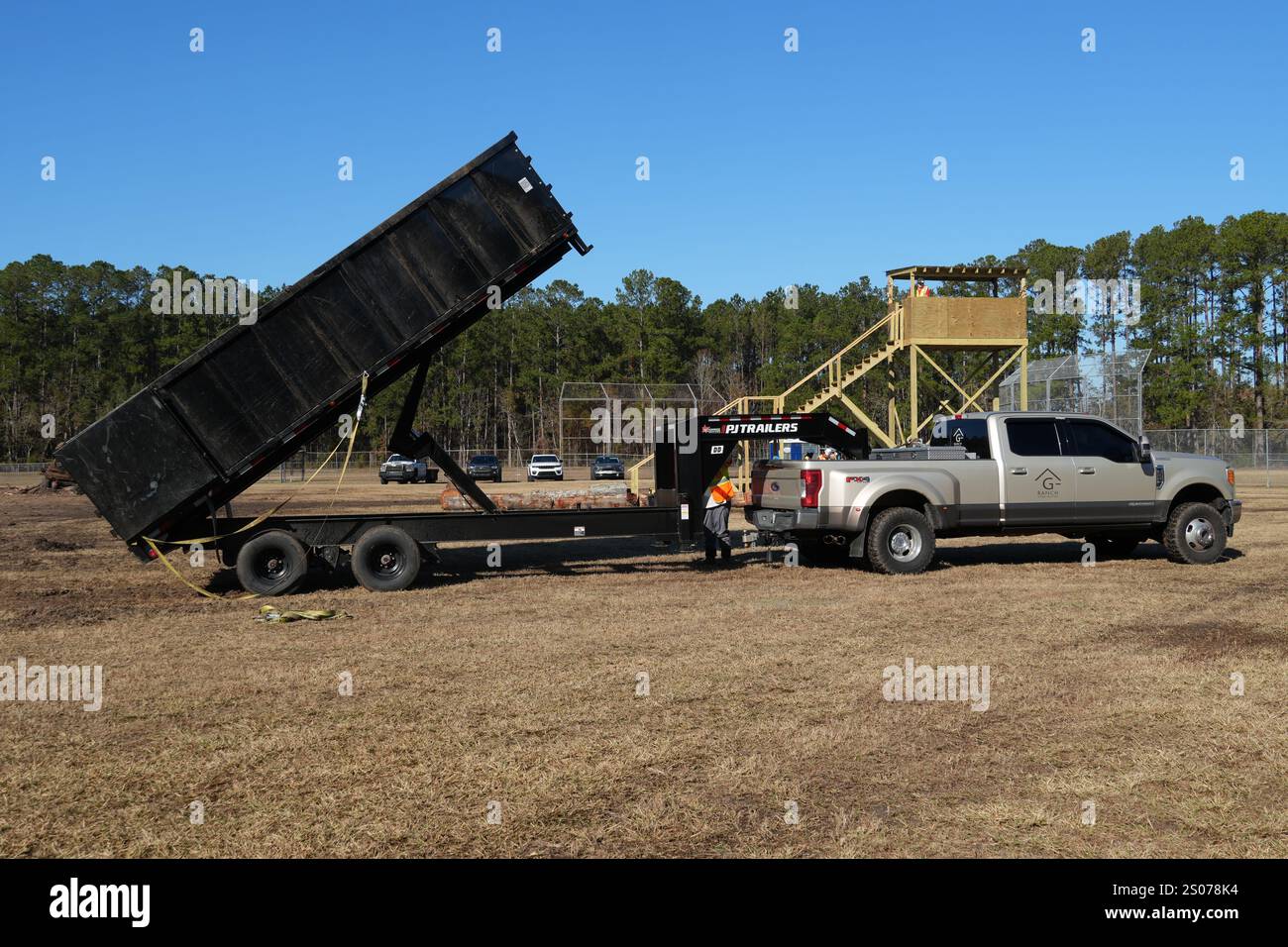 Ein Auftragnehmer des U.S. Army Corps of Engineers (USACE) leert seinen Kippbettwagen aus Trümmern, die aus dem McIntosh County, Georgia, gesammelt wurden. USACE arbeitet mit lokalen, staatlichen und föderalen Behörden zusammen, um vegetative Trümmer aus zehn Georgia Countys zu entfernen, die von Hurrikan Helene betroffen sind: Ben Hill, Brooks, Candler, Dodge, Jenkins, Laurens, Lowndes, McIntosh, Montgomery und Screven. Stockfoto