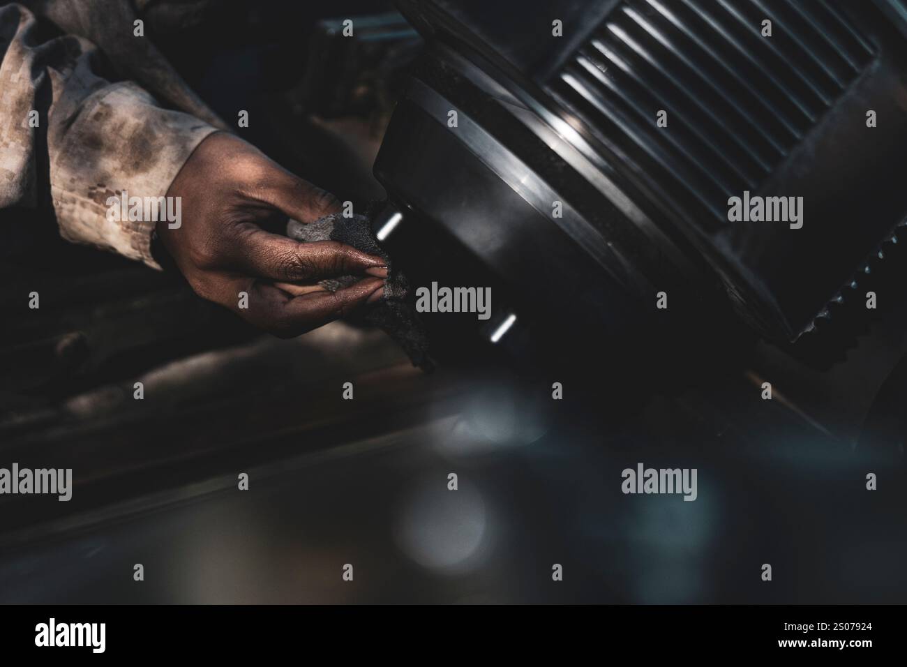 Ein U.S. Marine mit 2. Bataillon, 11. Marine-Regiment, 1. Marine-Division, reinigt einen M777 Haubitzer während einer Feuerwehrkoordination im Rahmen der Service Level Training Übung 0-25 im Trainingsgebiet Quackenbush, Marine Corps Air-Ground Combat Center, Twentynine Palms, Kalifornien, 6. Dezember 2024. FSCEX ist ein Live-Feuertraining, das Funktionen des Einsatzzentrums des Infanterie-Bataillons, verteilte Artillerie, mobile Feuerunterstützungsteams, Nahflugzeuge und Unterstützungsteams für elektronische Kriegsführung integriert. SLTE 0-25 wurde entwickelt, um die Bereitschaft für wichtige Aufgaben zu verbessern Stockfoto