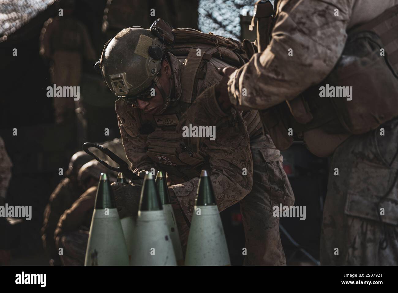 George Gomez, ein gebürtiger Feldartilleriekononeer mit 2. Bataillon, 11. Marine-Regiment, 1. Marine-Division, justiert eine M110A2 Artillerierunde während einer Feuerunterstützung-Koordinationsübung im Rahmen der Service Level Training Übung 0-25 im Trainingsgebiet Quackenbush, Marine Corps Air-Ground Combat Center, Twentynine Palms, Kalifornien, 6. Dezember 2024. FSCEX ist ein Live-Feuertraining, das Funktionen des Einsatzzentrums des Infanterie-Bataillons, verteilte Artillerie, mobile Feuerunterstützungsteams, Nahflugzeuge und elektronische Kriegsführung integriert Stockfoto