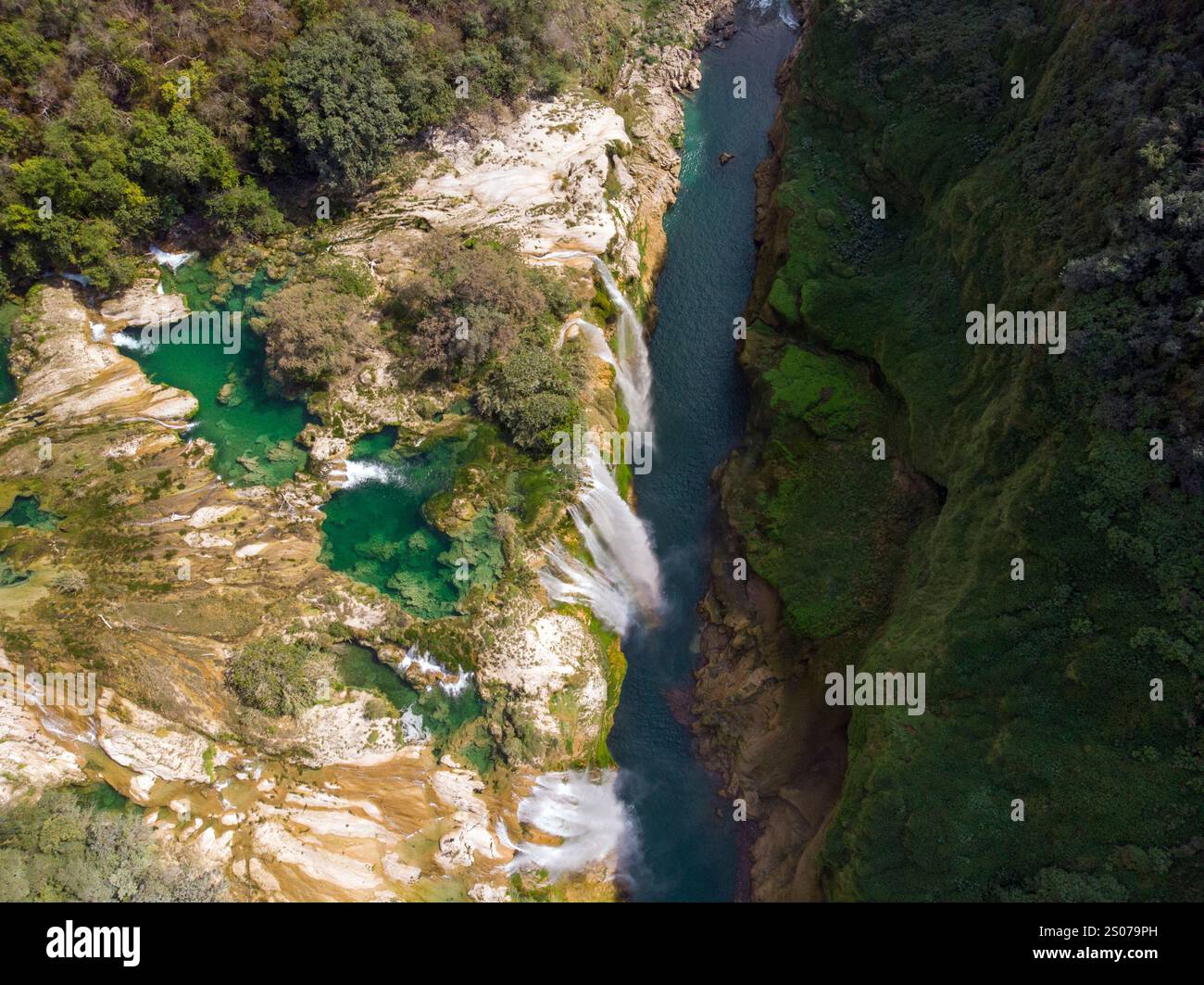Luftaufnahme des wunderschönen, faszinierenden Tamul-Wasserfalls mit türkisfarbenem Wasser in San Luis Potosi, Mexiko Stockfoto