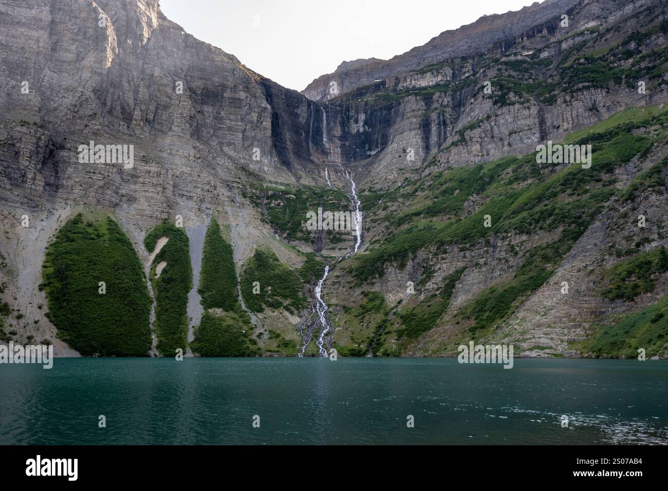 Schnee Schmilzt Von Den Dixon Glacier Falls In Den Lake Frances Im Glacier National Park Stockfoto