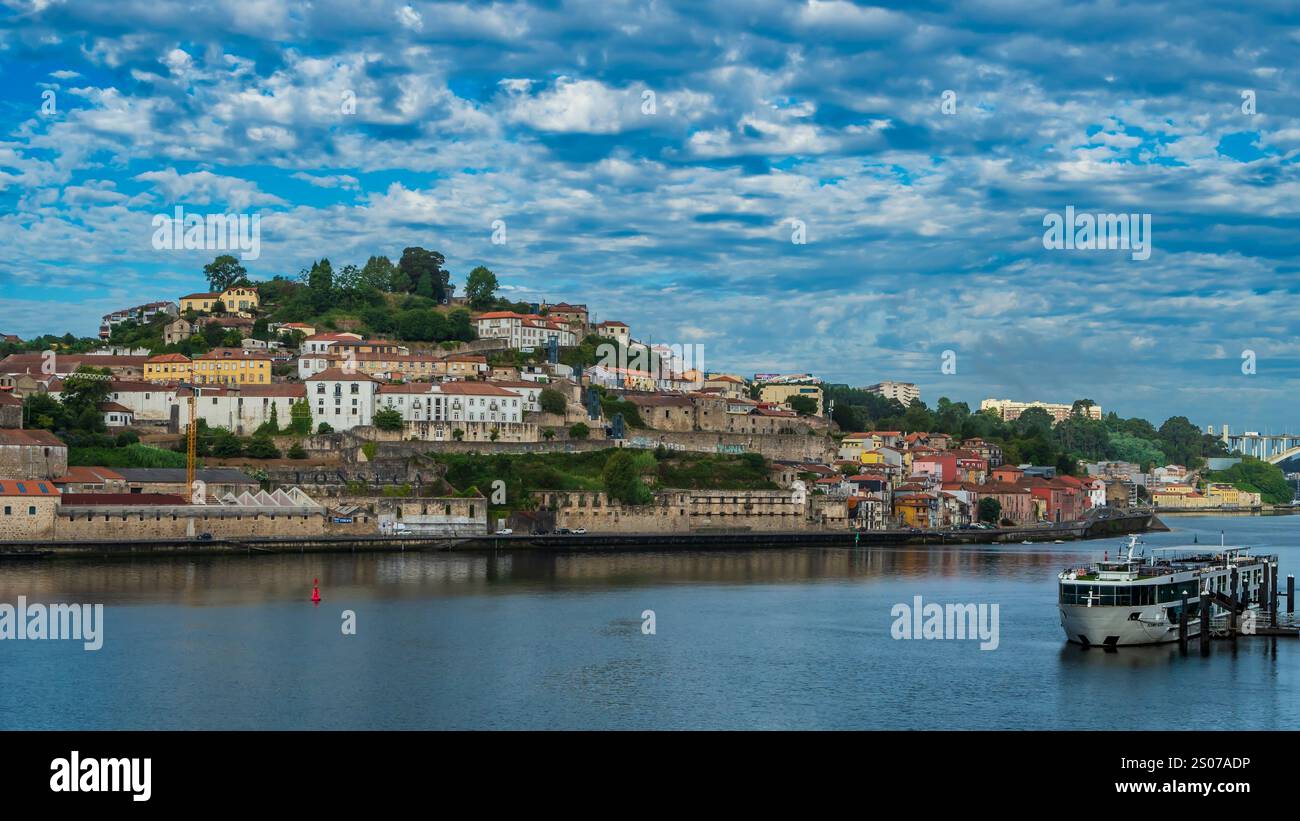 Blick über den Fluss Douro nach Vila Nova de Gaia, Portugal. Stockfoto