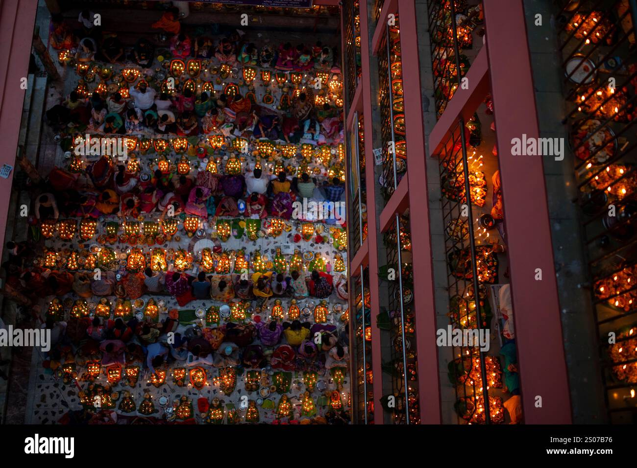 Die Gläubigen versammeln sich zum Gebet mit brennendem Weihrauch und glühenden Öllampen während des Rakher Upobash, einem heiligen Fasten-fest, in Lokenath Brahmacharis Ashra Stockfoto