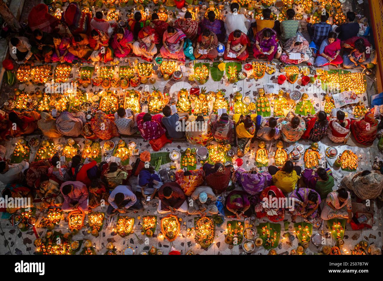 Die Gläubigen versammeln sich zum Gebet mit brennendem Weihrauch und glühenden Öllampen während des Rakher Upobash, einem heiligen Fasten-fest, in Lokenath Brahmacharis Ashra Stockfoto