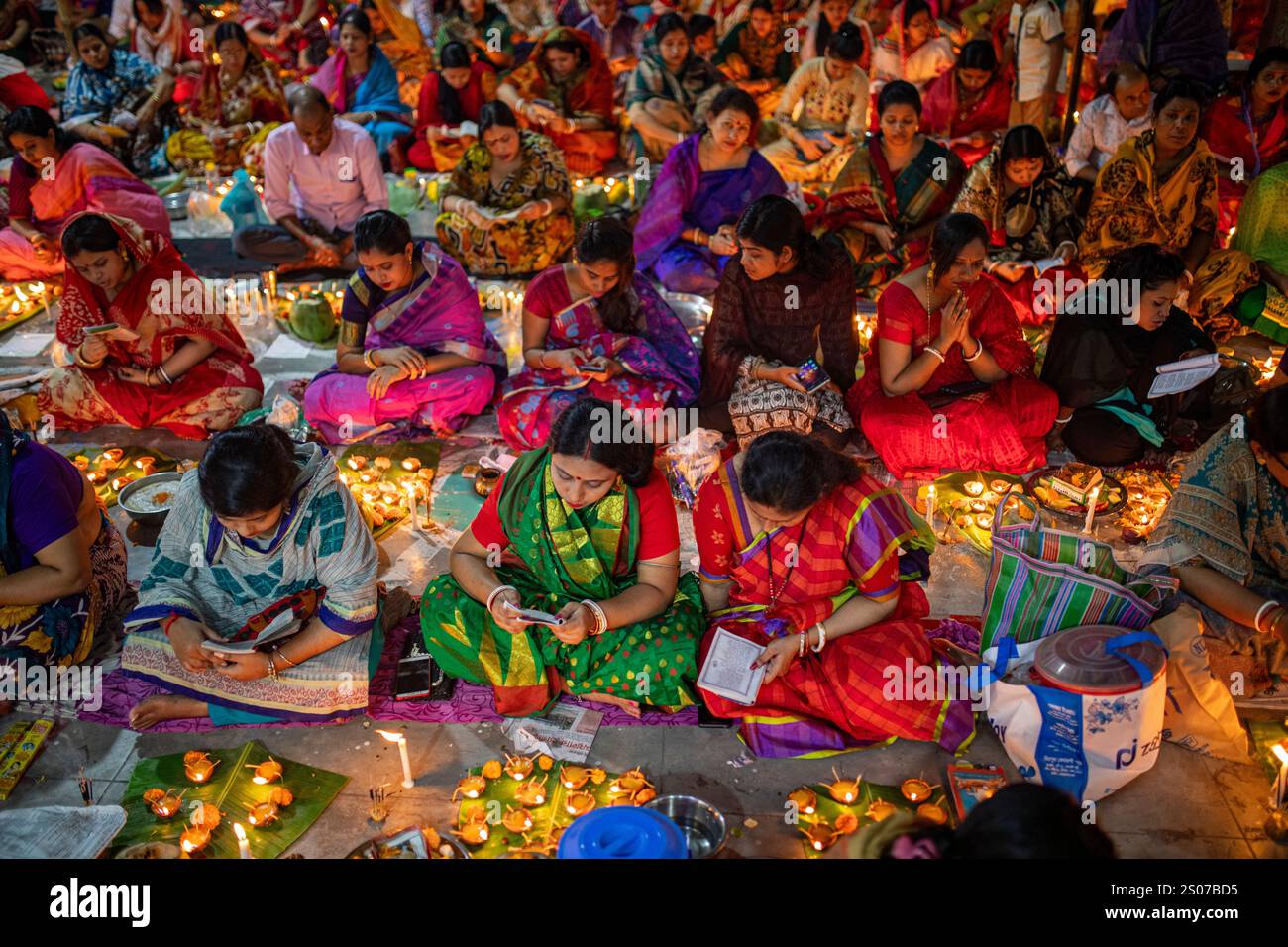 Die Gläubigen versammeln sich zum Gebet mit brennendem Weihrauch und glühenden Öllampen während des Rakher Upobash, einem heiligen Fasten-fest, in Lokenath Brahmacharis Ashra Stockfoto