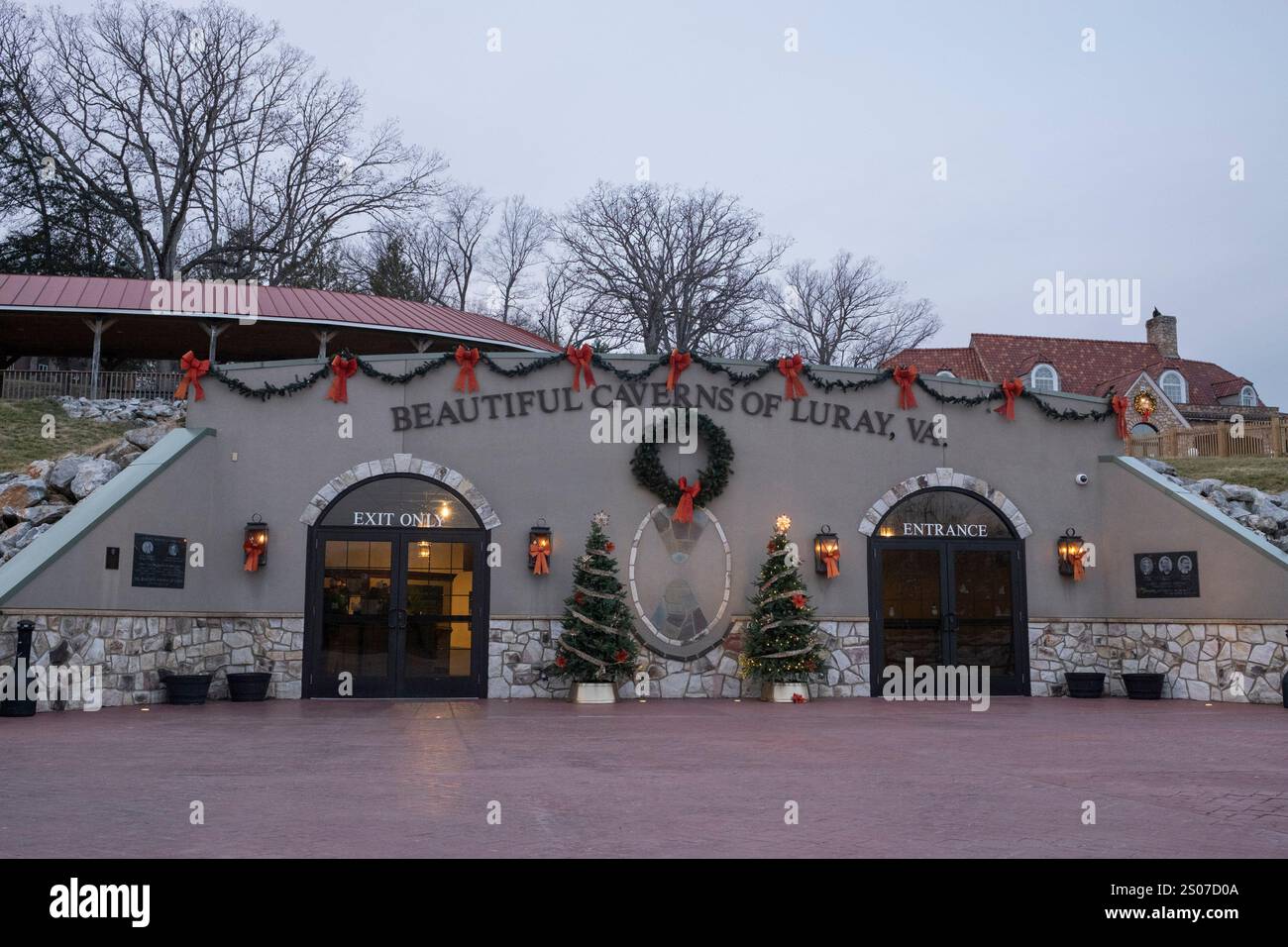 Luray, Virginia, USA. Dezember 2024. Der Außenblick der Luray Caverns, ursprünglich Luray Cave genannt, ist eine große kommerzielle Höhle im Westen von Luray, Virginia, USA am 25. Dezember 2024. Luray Caverns hat seit ihrer Entdeckung im Jahr 1878 viele Besucher angezogen. Quelle: Aashish Kiphayet/Alamy Live News Stockfoto