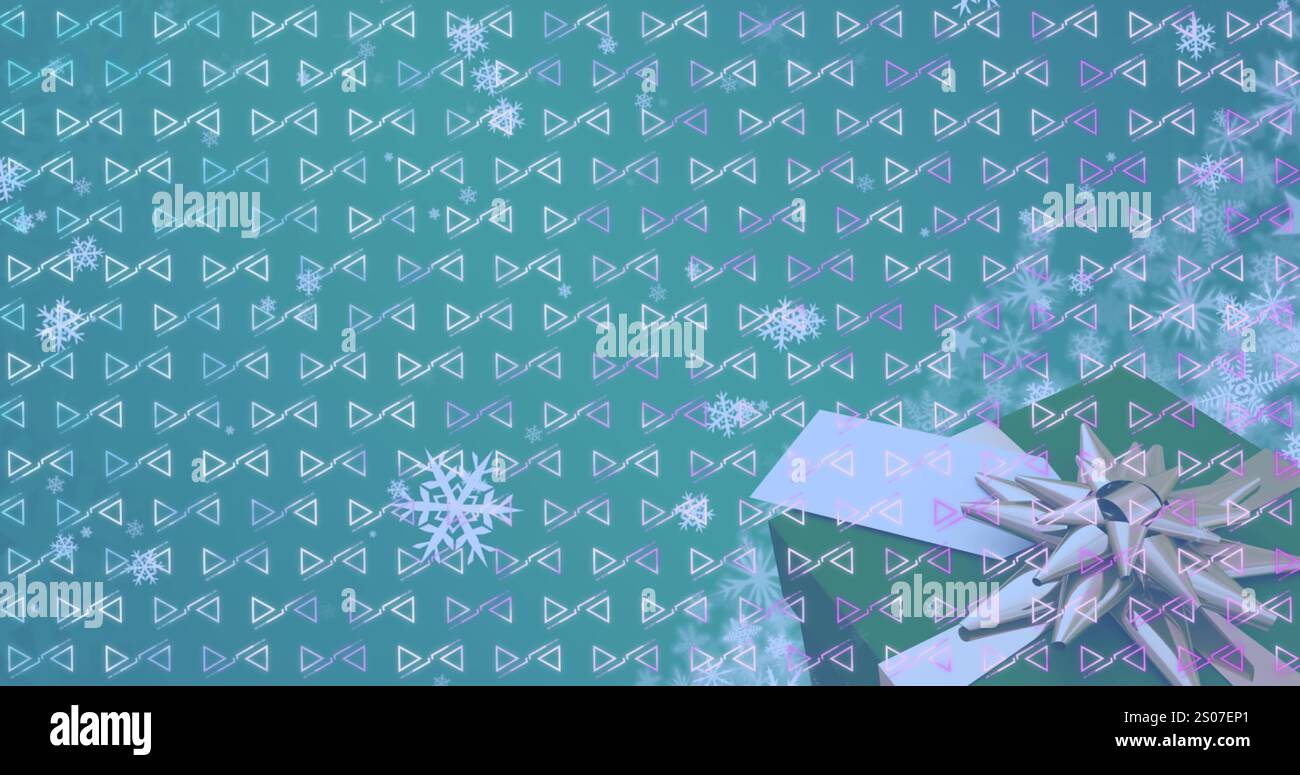 Bild eines abstrakten Musters über Schneeflocken, die gegen Nahaufnahme eines weihnachtsgeschenks fallen Stockfoto