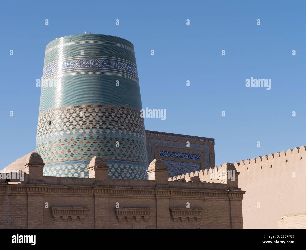 Das unvollendete blau-grün gekachelte Minarett in Chiwa, Usbekistan, fotografiert von der Spitze der Festung. Stockfoto