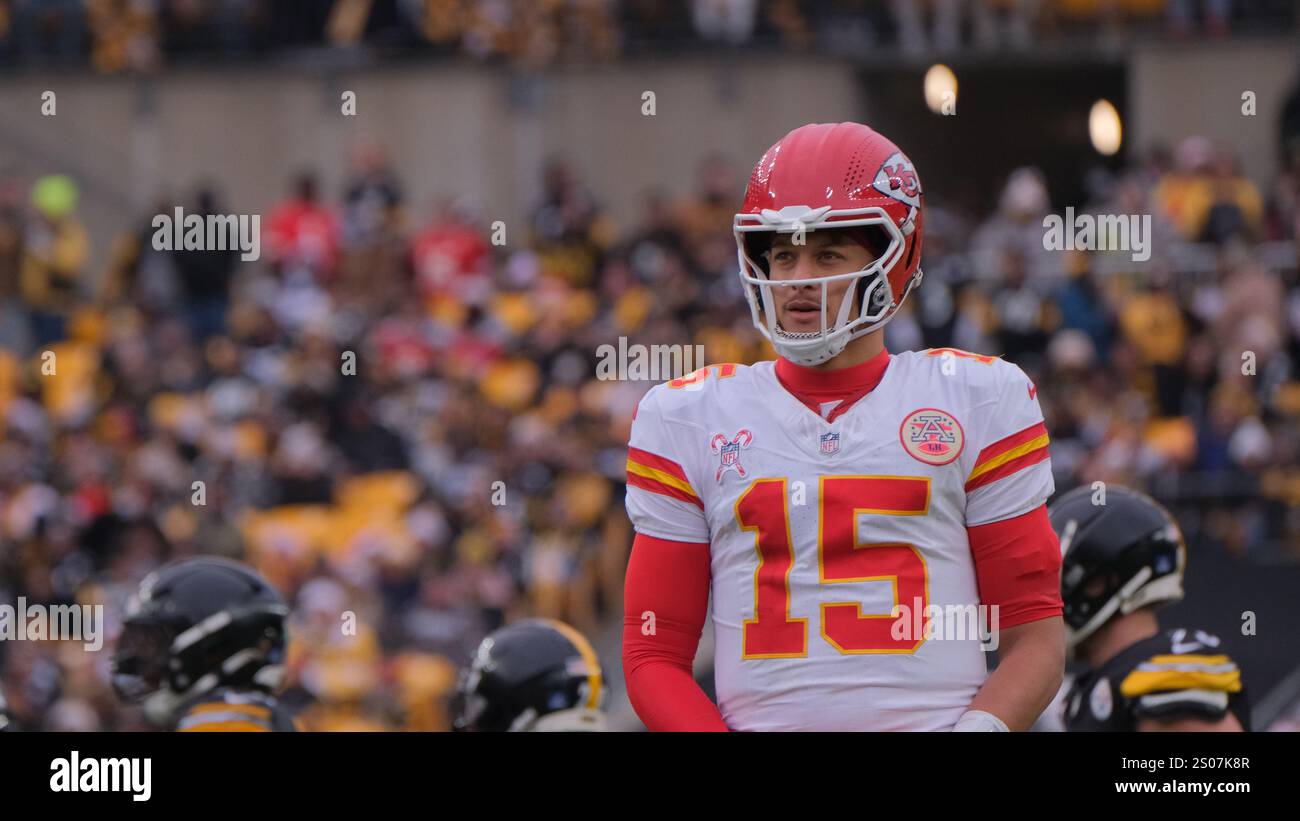 Pittsburgh, PA, USA. Dezember 2024. Patrick Mahomes #15 bei den Steelers vs Chiefs in Pittsburgh, PA. Jason Pohuski/CSM(Bild: © Jason Pohuski/Cal Sport Media). Quelle: csm/Alamy Live News Stockfoto