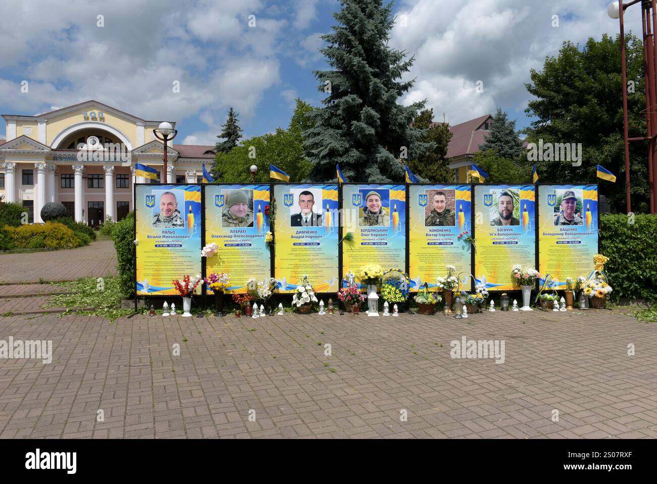 Gedenktafeln für ukrainische Soldaten, die im Krieg in der Ukraine getötet wurden, Chop, Ukraine-ungarische Grenze, Mai 2023 Stockfoto