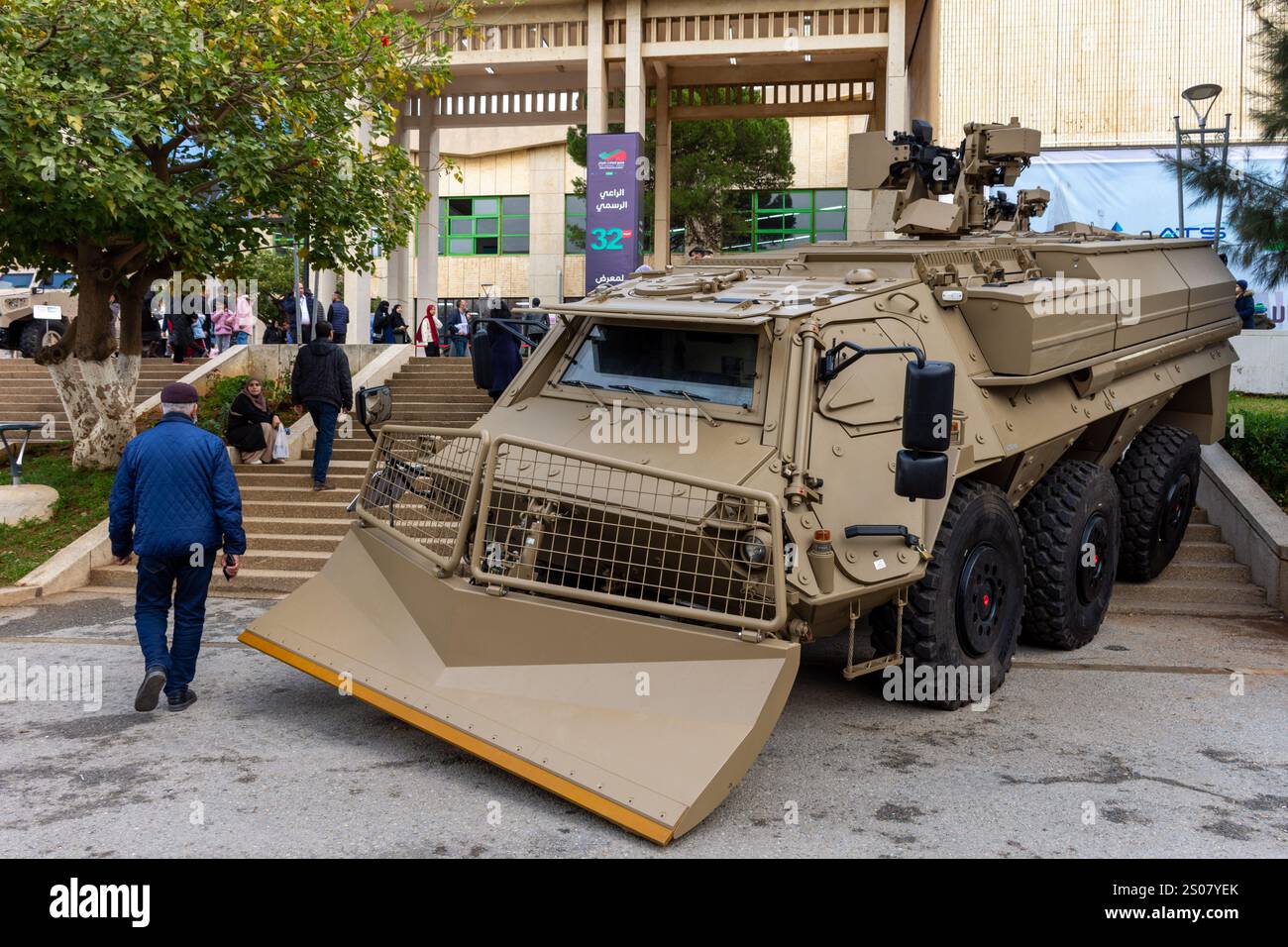 Gepanzerte Fahrzeuge auf der 32. Ausgabe der algerischen Produktionsmesse in Algier City, Algerien. Stockfoto