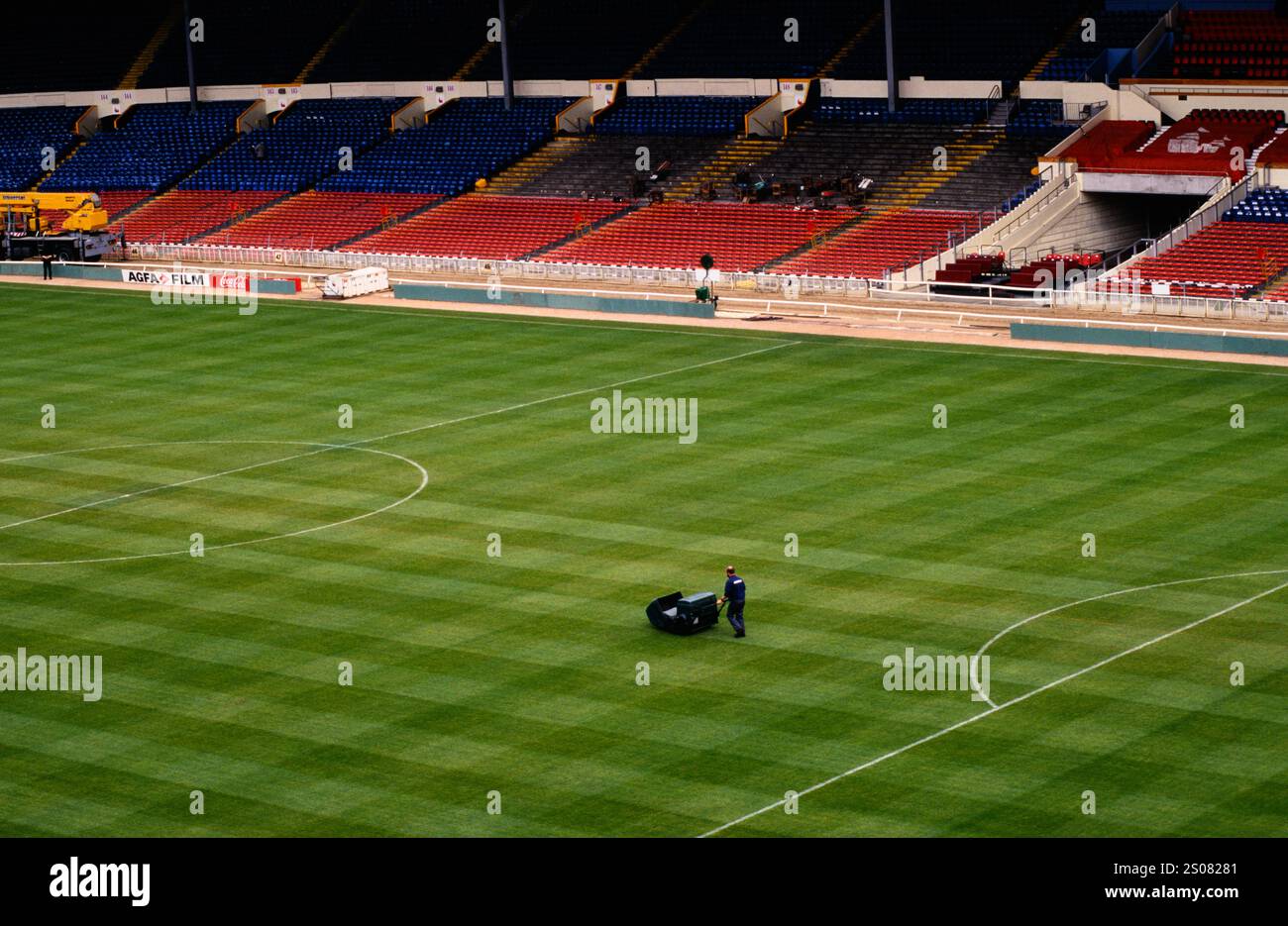Das Personal auf dem Gelände schneidet das Gras im Wembley Stadium, Wembley, London, Großbritannien. 23. Mai 1996 Stockfoto