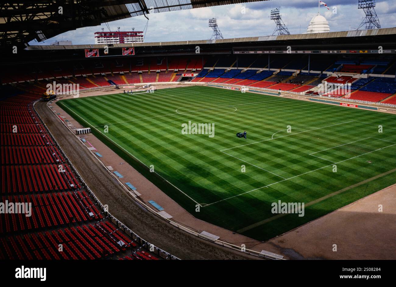 Das Personal auf dem Gelände schneidet das Gras im Wembley Stadium, Wembley, London, Großbritannien. 23. Mai 1996 Stockfoto