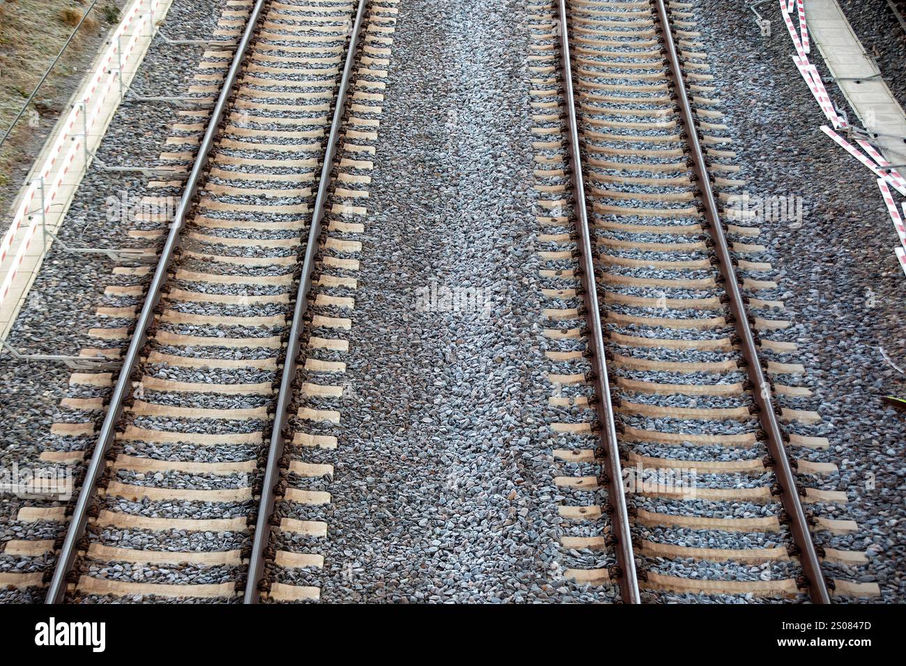 Luftaufnahme der Eisenbahngleise - Überkopfperspektive der Verkehrsinfrastruktur Stockfoto