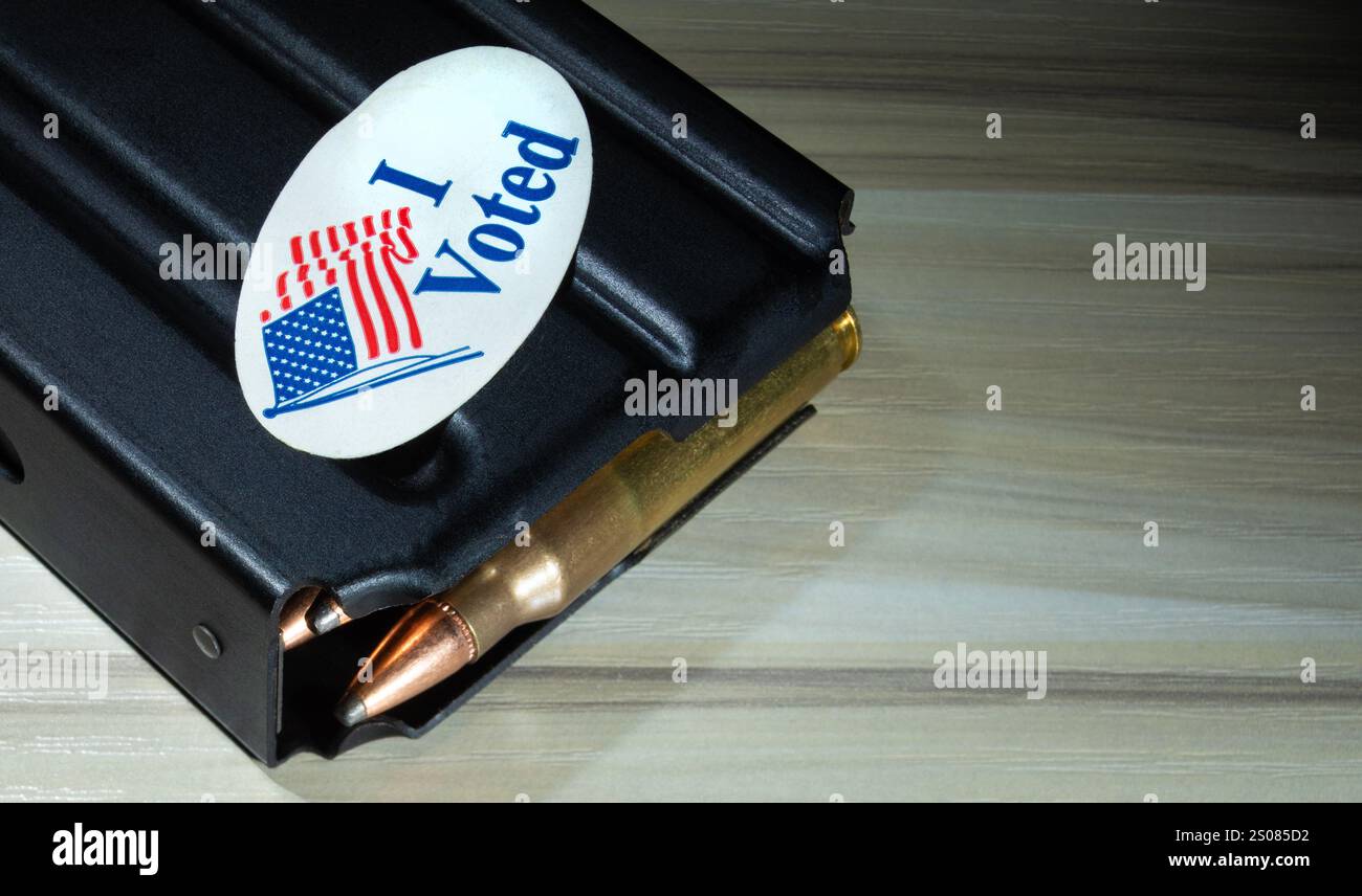 Metallschusswaffenmagazin mit Munition und einem Aufkleber, den ich gewählt habe. Stockfoto