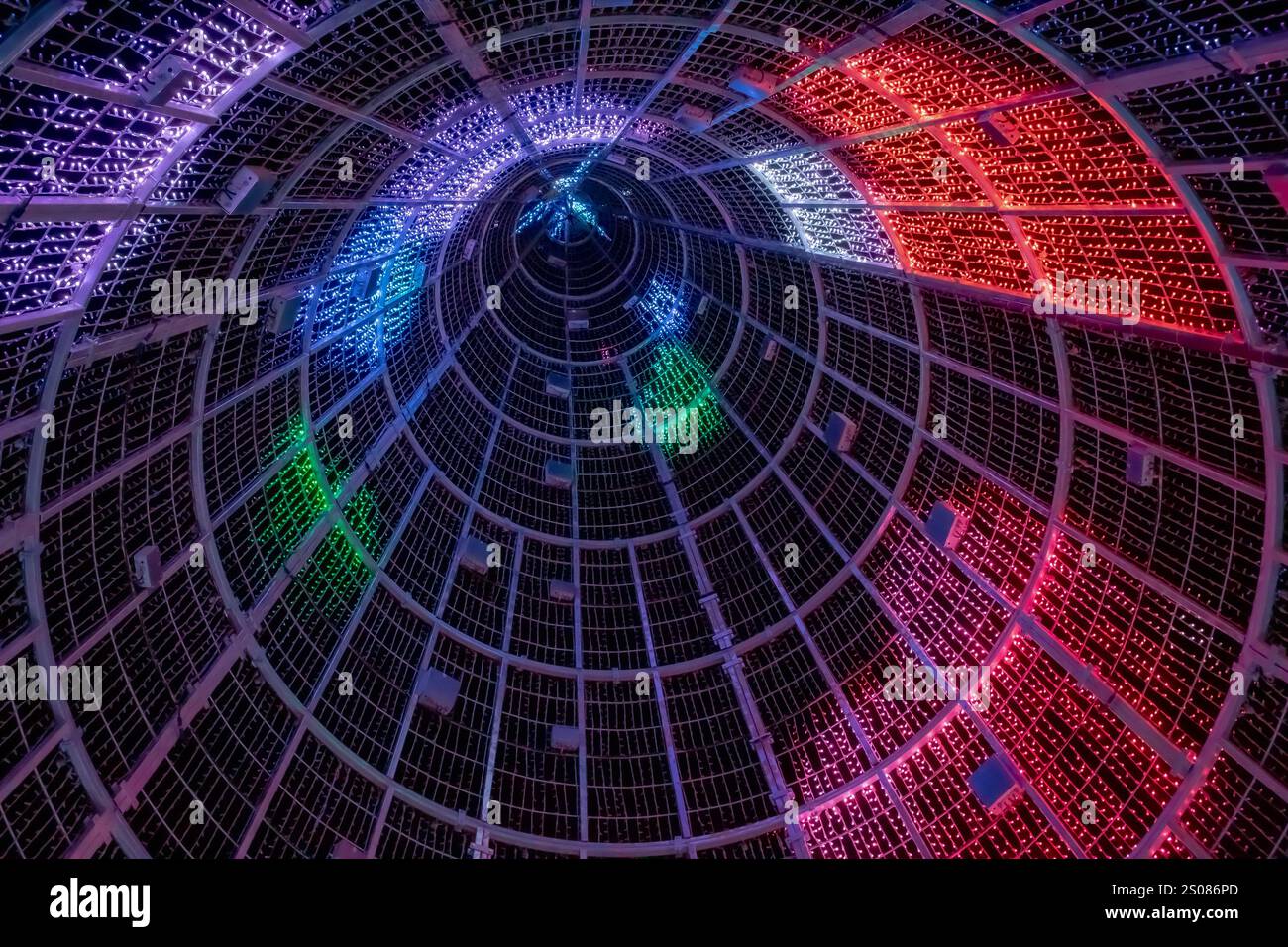 Violette und rote farbenfrohe abstrakte Lichtkunstdekoration in Denver Colorado Stockfoto
