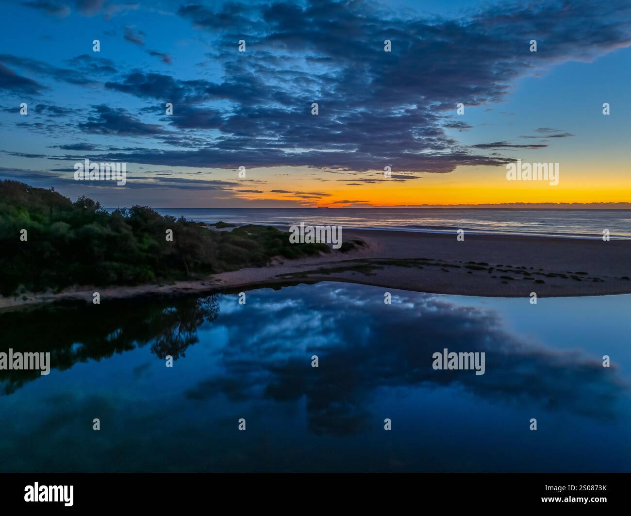 Sonnenaufgang über der Lagune und dem Strand von Wamberal an der Central Coast, NSW, Australien. Stockfoto