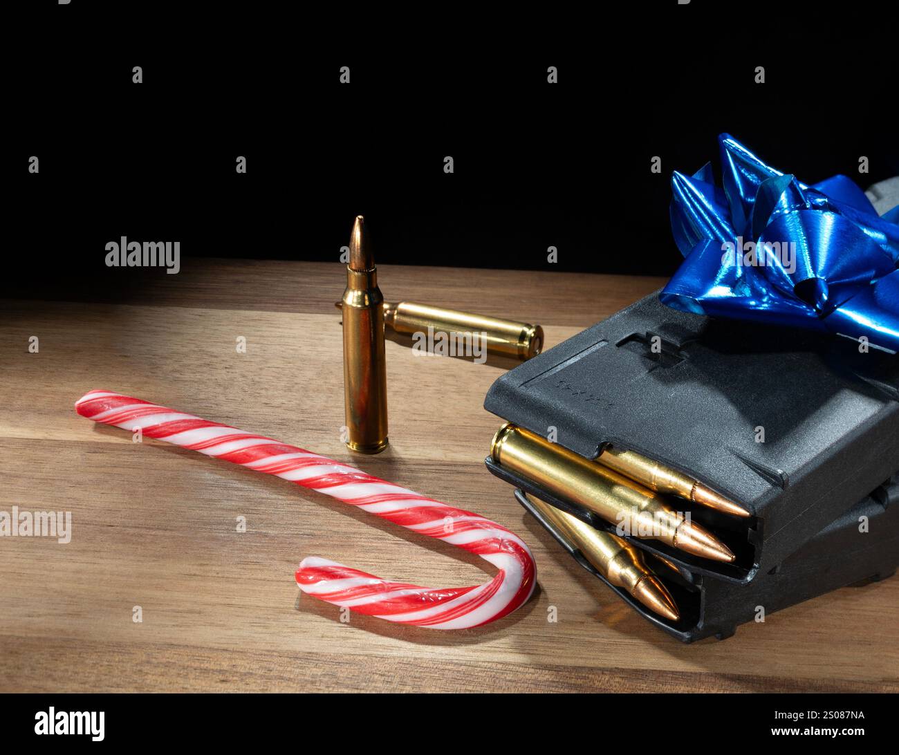 Zuckerrohr neben Munition und ein paar hochleistungsfähige Zeitschriften für eine AR-15 als Weihnachtsgeschenk. Stockfoto