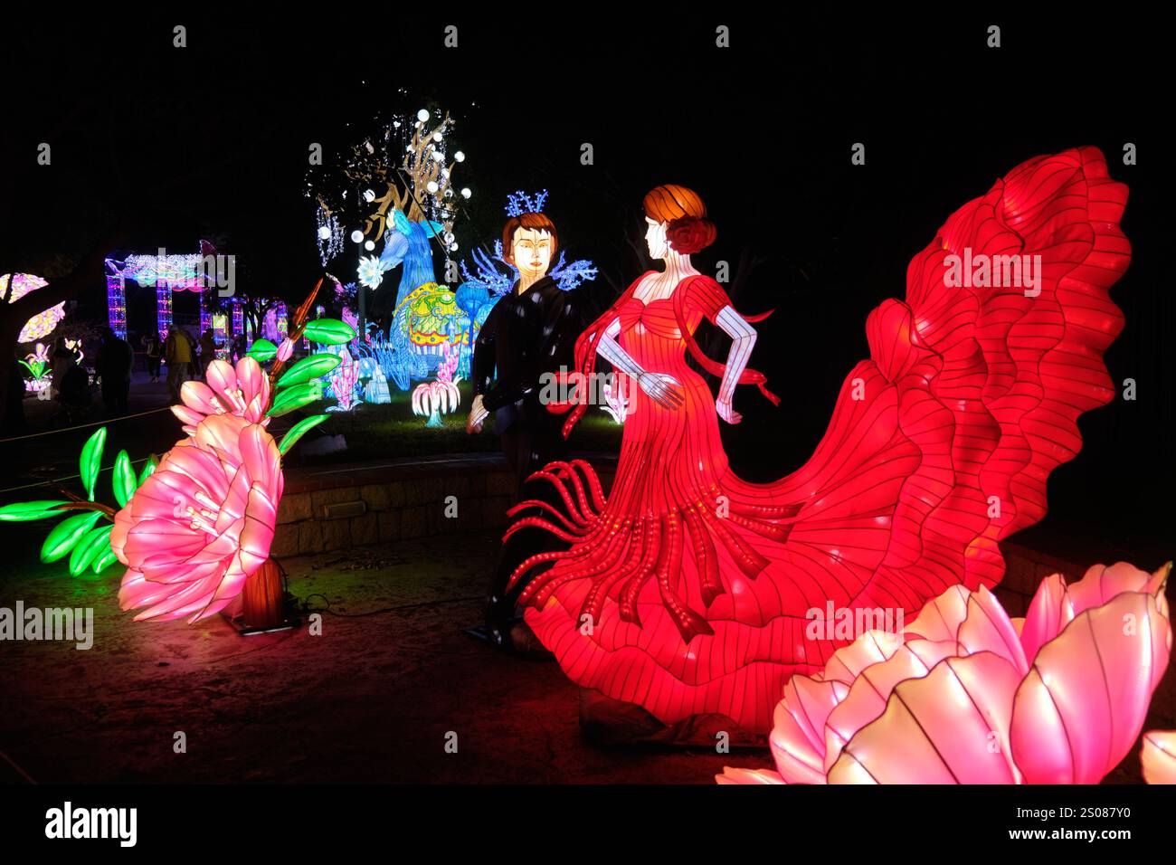 Ein paar spanische Tänzer. Chinesisches Festival des Lichts und der Laternen in Málaga, Südspanien. Stockfoto