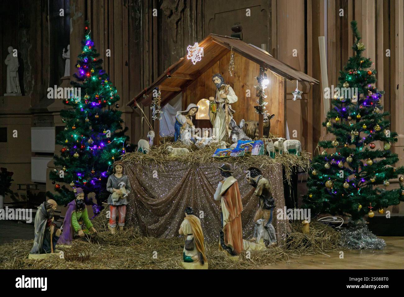 Nicht exklusiv: KIEW, UKRAINE - 25. DEZEMBER 2024 - die Krippe befindet sich in der römisch-katholischen Kirche St. Nikolaus in Kiew, Hauptstadt der Ukraine. Stockfoto
