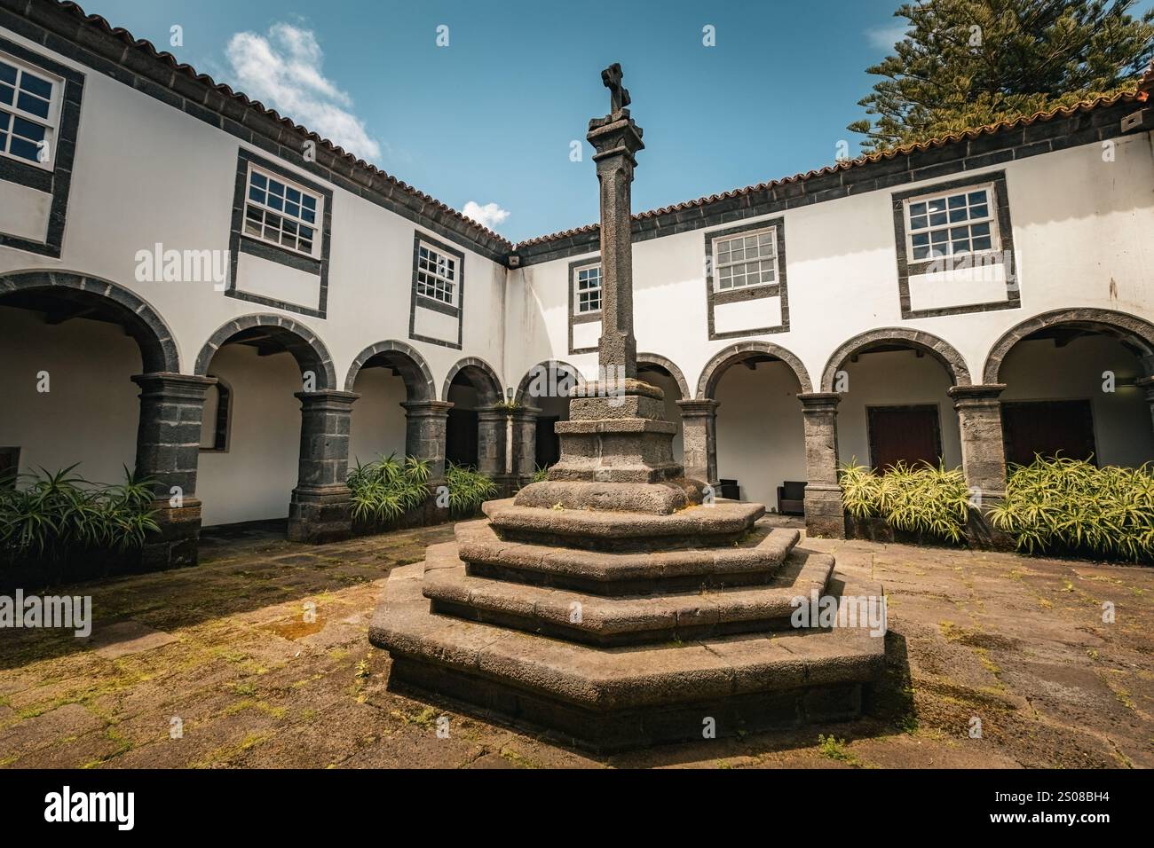 Innenhof der Jugendherberge Pousada do Pico im alten Klostergebäude auf der Insel Pico Azoren, Portugal Stockfoto